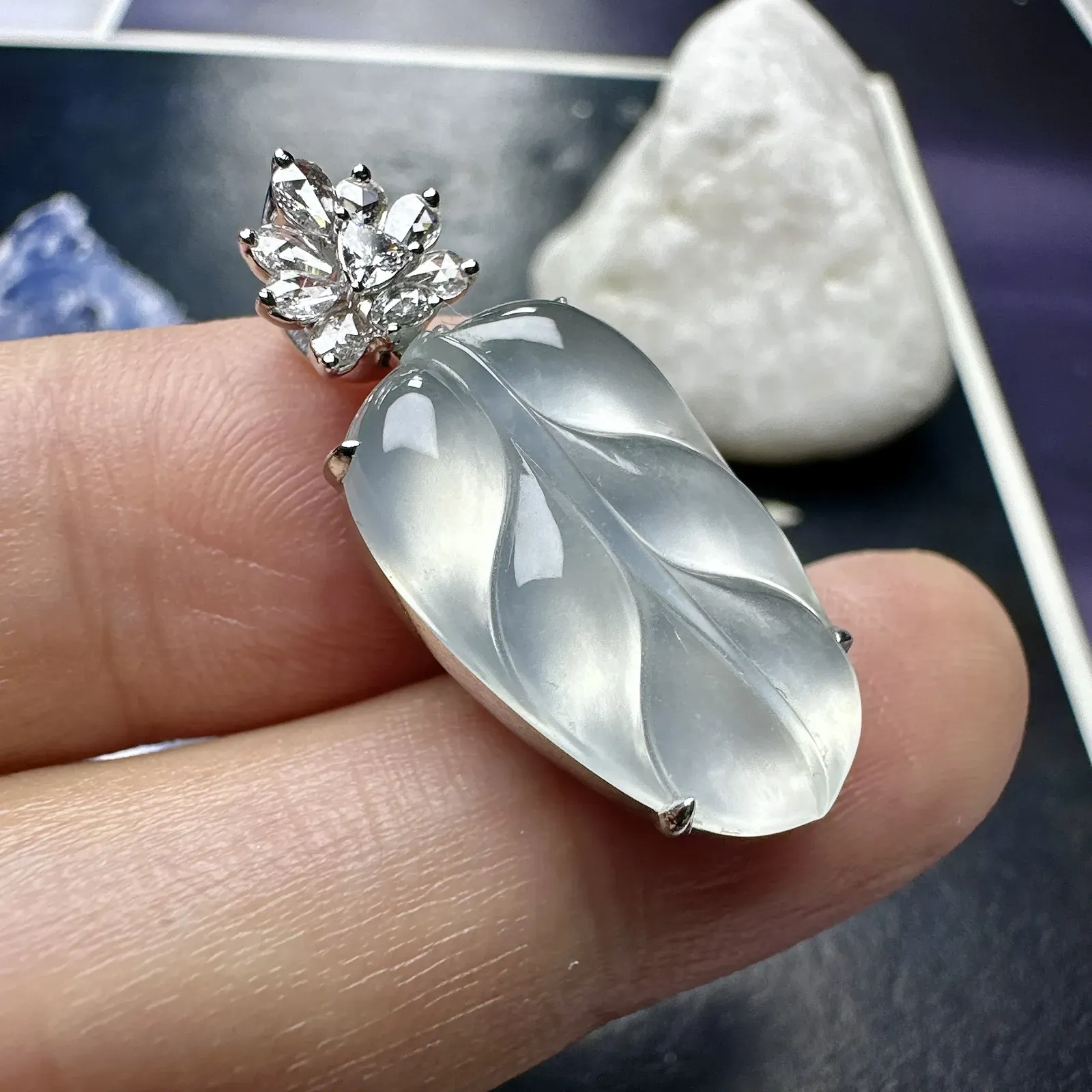 【玻璃种叶吊坠】金枝玉叶，胶感强烈，起刚光，种水上乘，晶莹剔透，纯净通透，莹光感很强。18k金钻镶嵌，裸石尺寸19.7*12*3.4毫米