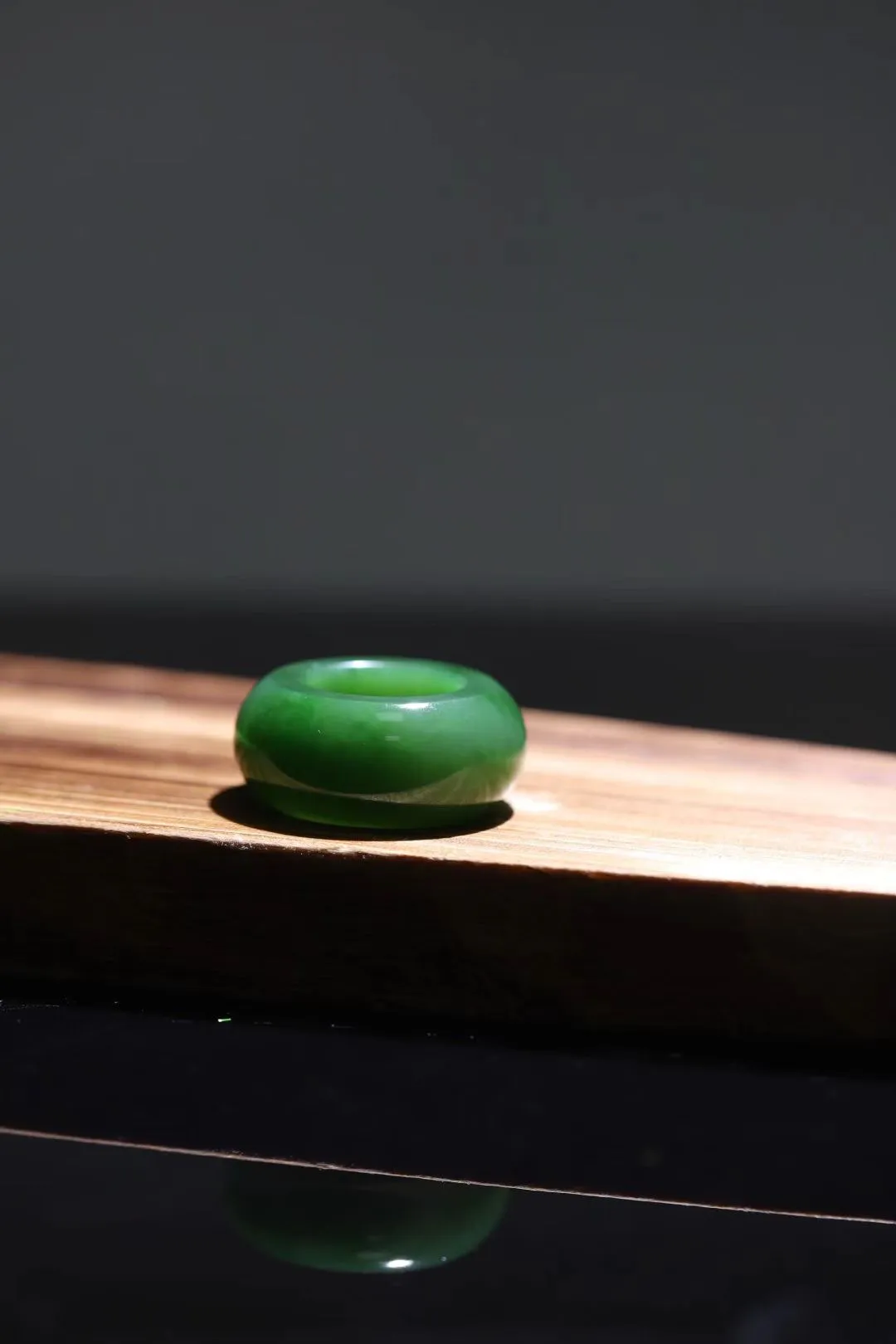 精品美物
【菜绿*戒 】和田碧玉菠菜绿戒指，碧如四月纤柳，凝润若脂，肉质冰润细腻，色泽清新淡雅，灵动唯美~红颜至尊，纵算一生云水漂泊，亦可淡若清风，自在安宁。俯瞰烟火人间，品静好人生，盼现世安稳…… 
规格：19-15-8mm，27g
