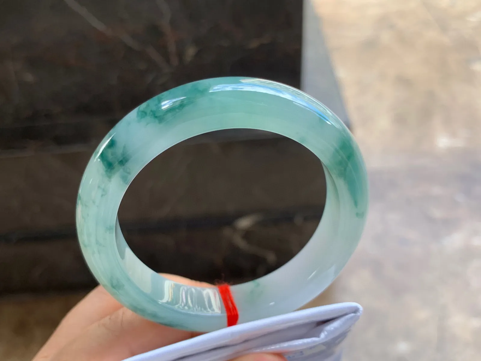 54.5-12.5-9mm
飘花手镯 底子细腻 花色漂亮