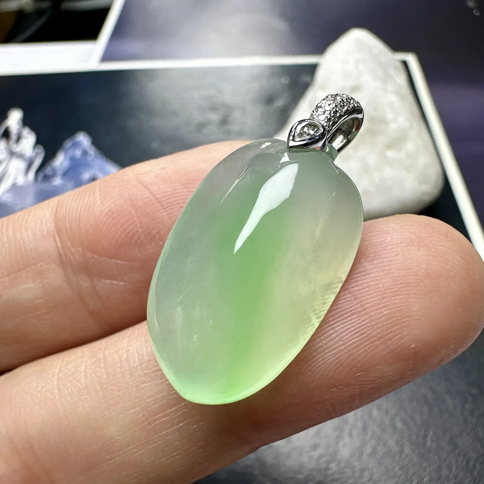 【冰种飘绿随形吊坠】种地上乘，冰感十足，通透起光，饱满圆润，18k金钻镶嵌，裸石尺寸23*14.3*8.1毫米。