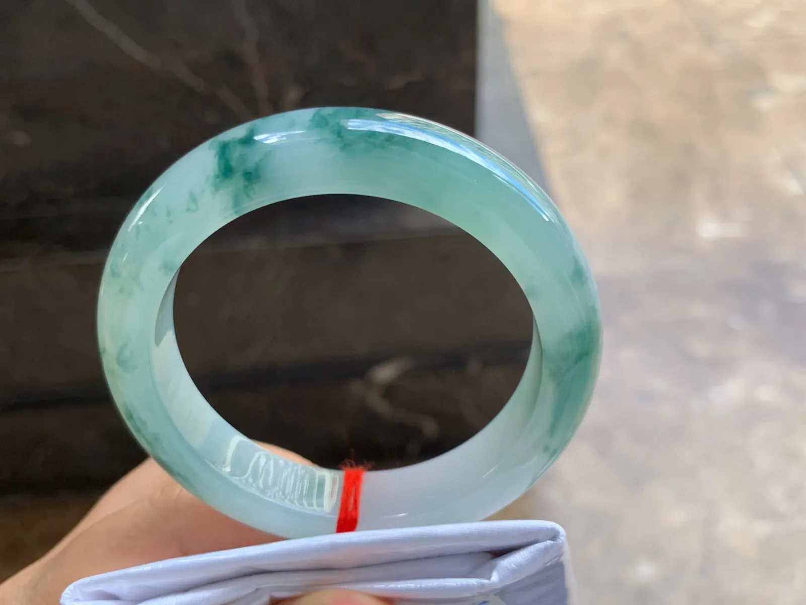 54.5-12.5-9mm
飘花手镯 底子细腻 花色漂亮