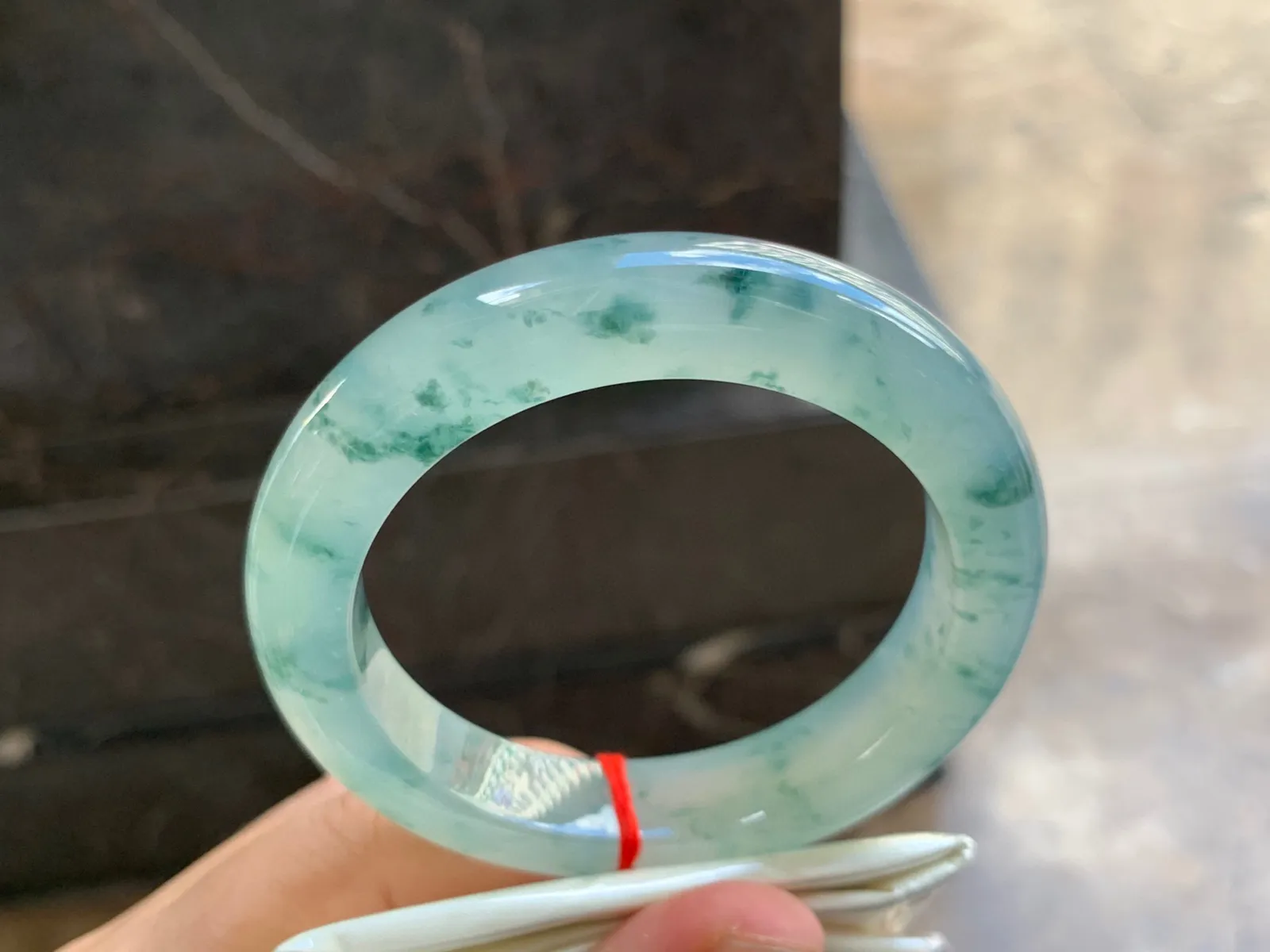 56-12-10mm
冰种飘花手镯 冰透起光 花色均匀