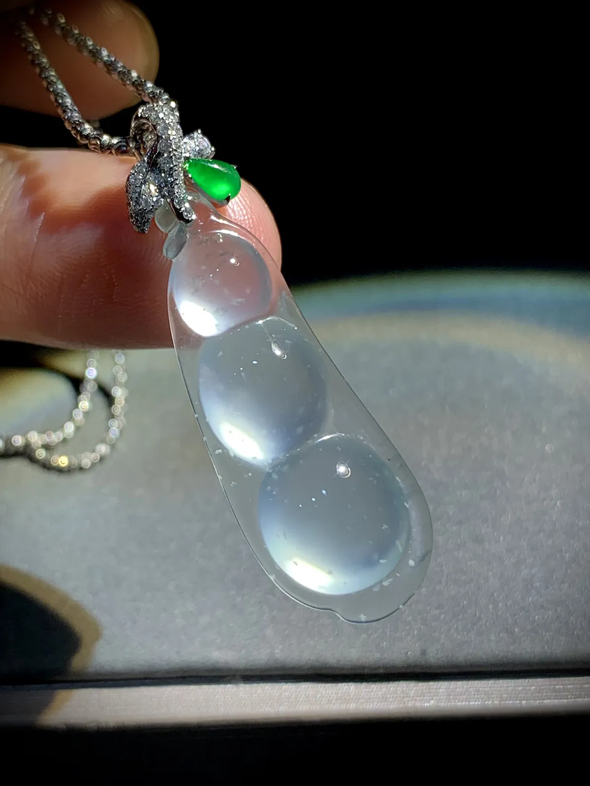 精品四季平安豆，裸石36.2-13.8-6.6mm，
18K金，南非钻，翡翠绿水滴，
不配链