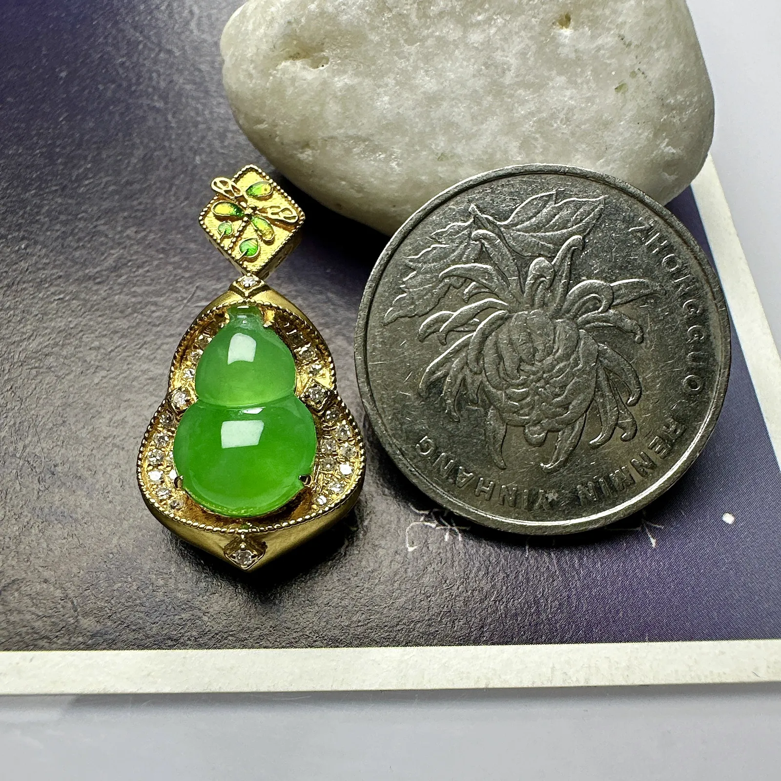 【冰种满绿葫芦吊坠】种水色俱全，冰透闪亮，通透感饱满度很好，18k金钻镶嵌，裸石尺寸12.6*8.5*4.2毫米