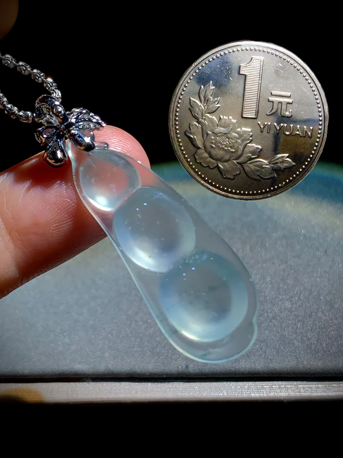 精品四季平安豆，裸石36.2-13.8-6.6mm，
18K金，南非钻，翡翠绿水滴，
不配链