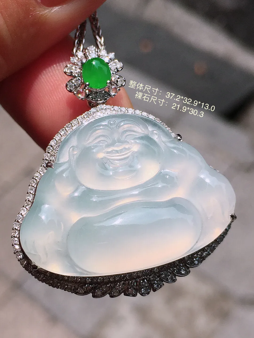 冰种佛公吊坠，玉质细腻，荧光感超
强，饱满圆润，气质满满。18k
金豪华镶嵌