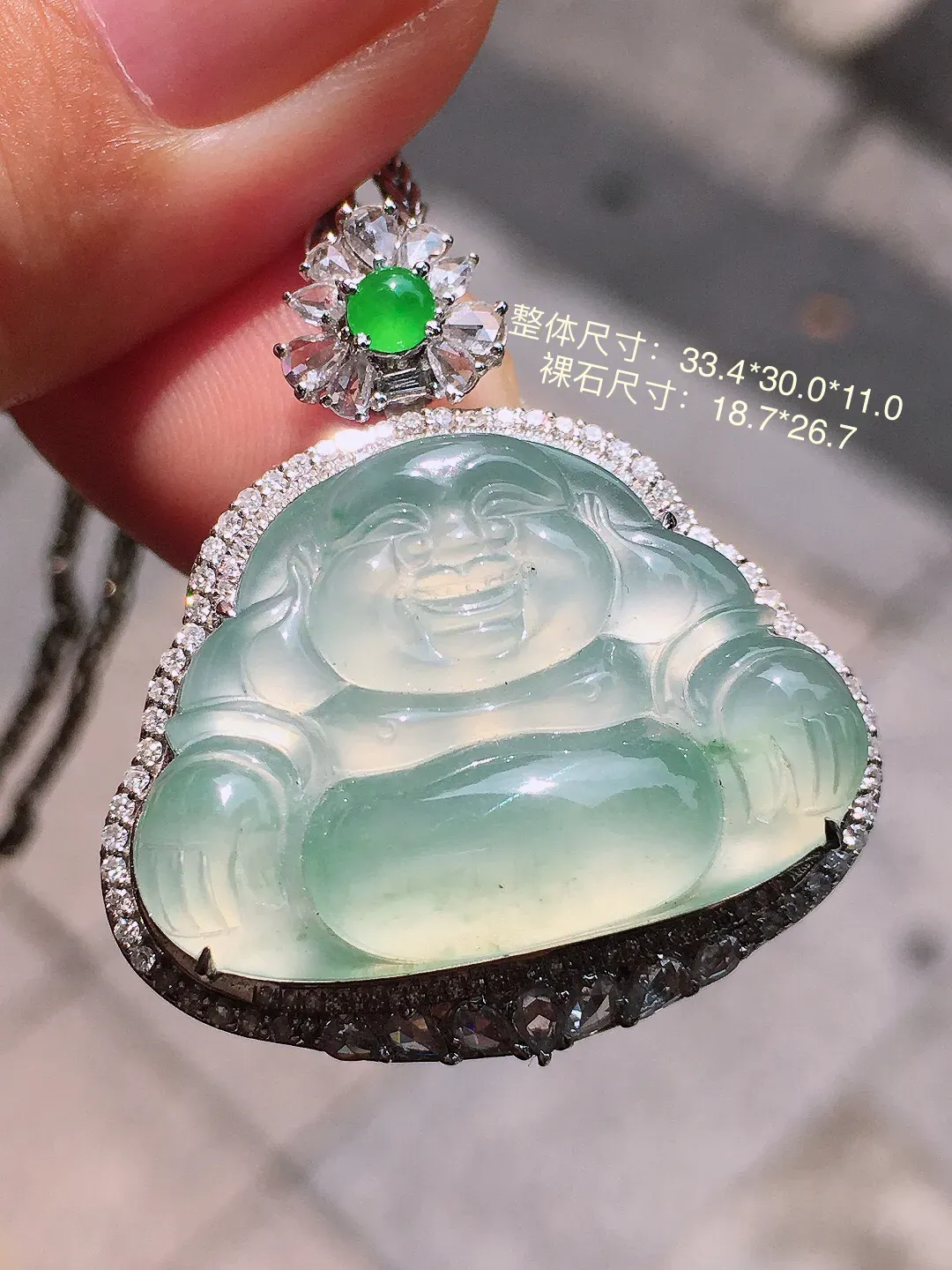 冰种底色佛公吊坠，玉质细腻，荧光感超
强，饱满圆润，气质满满。18k
金豪华镶嵌