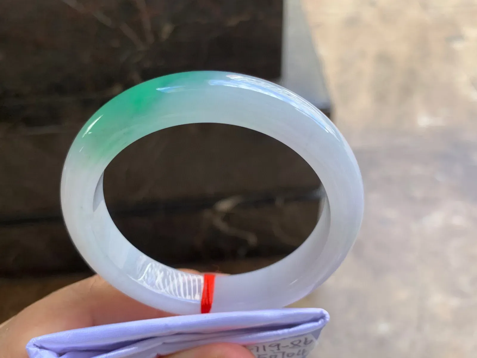 55.5-12-8.5mm
带色手镯 底子细腻 一抹绿