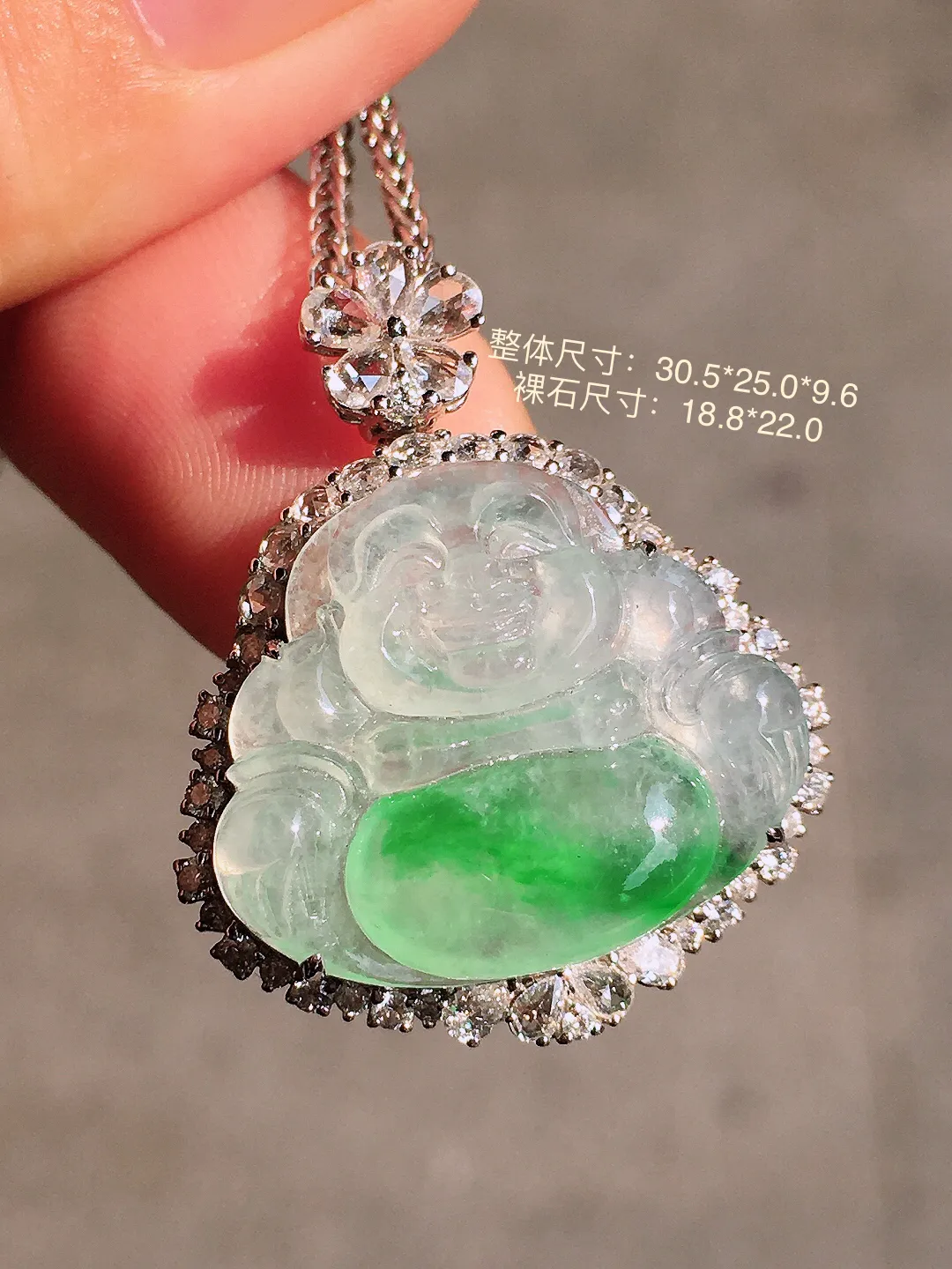 飘绿佛公吊坠，色泽艳丽，玉质细腻，荧光感超
强，饱满圆润，气质满满。18k
金豪华镶嵌