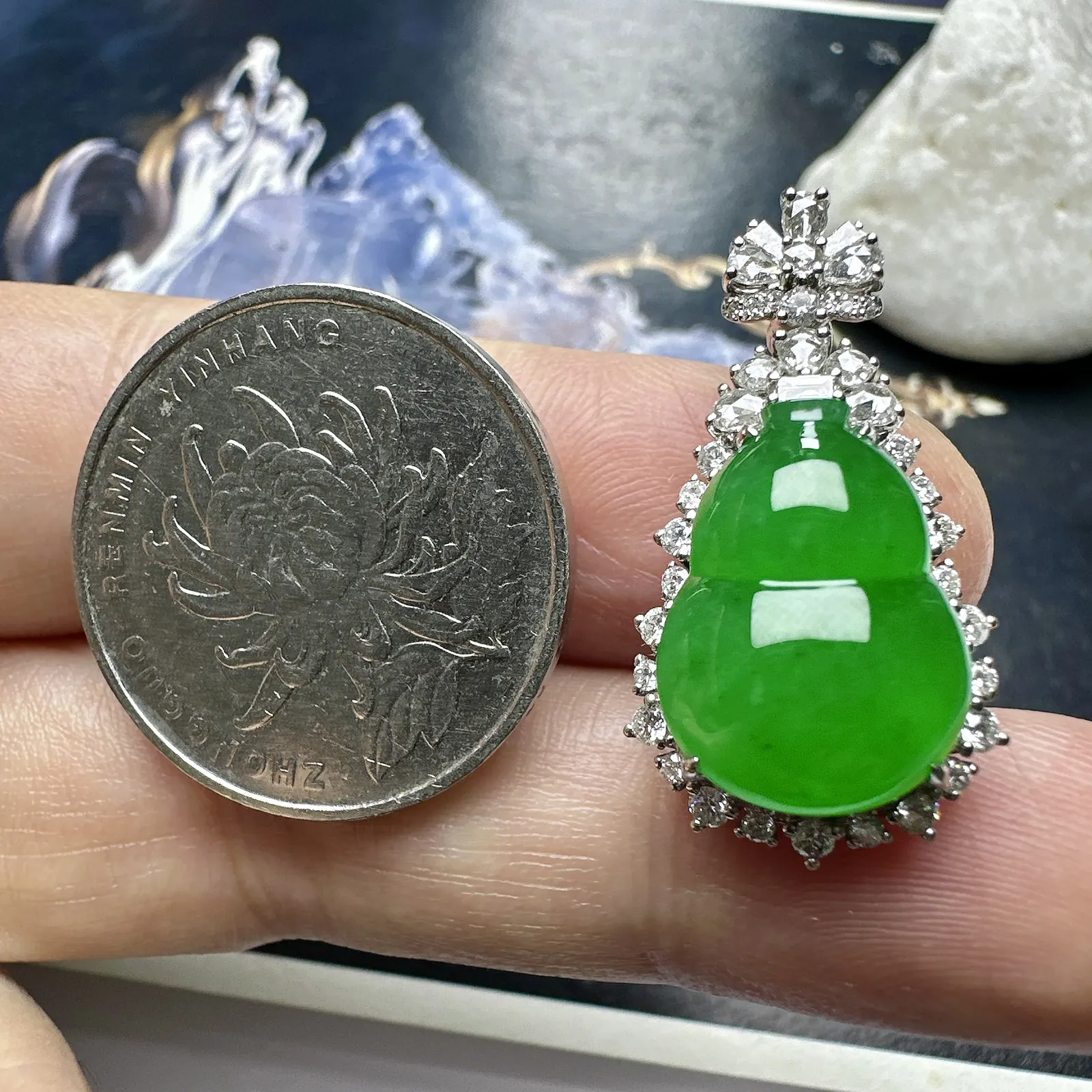 【冰种满绿葫芦吊坠】种水色俱全，冰透闪亮，通透感饱满度很好，浓郁色泽，18k金钻镶嵌，裸石尺寸16.2*11.9*4.7毫米