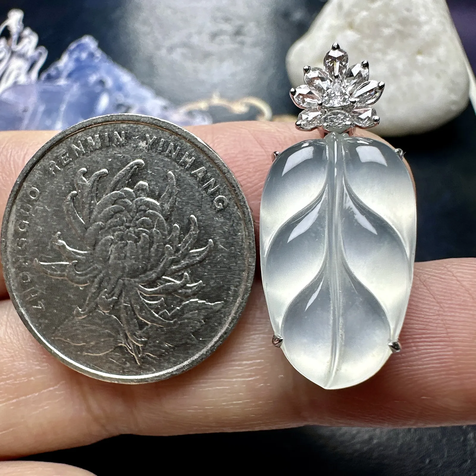 【玻璃种叶吊坠】金枝玉叶，胶感强烈，起刚光，种水上乘，晶莹剔透，纯净通透，莹光感很强。18k金钻镶嵌，裸石尺寸19.7*12*3.4毫米