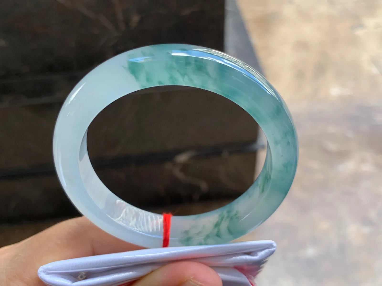 56.5-12.5-8.5mm
冰种飘花手镯 冰透莹润 花色灵动