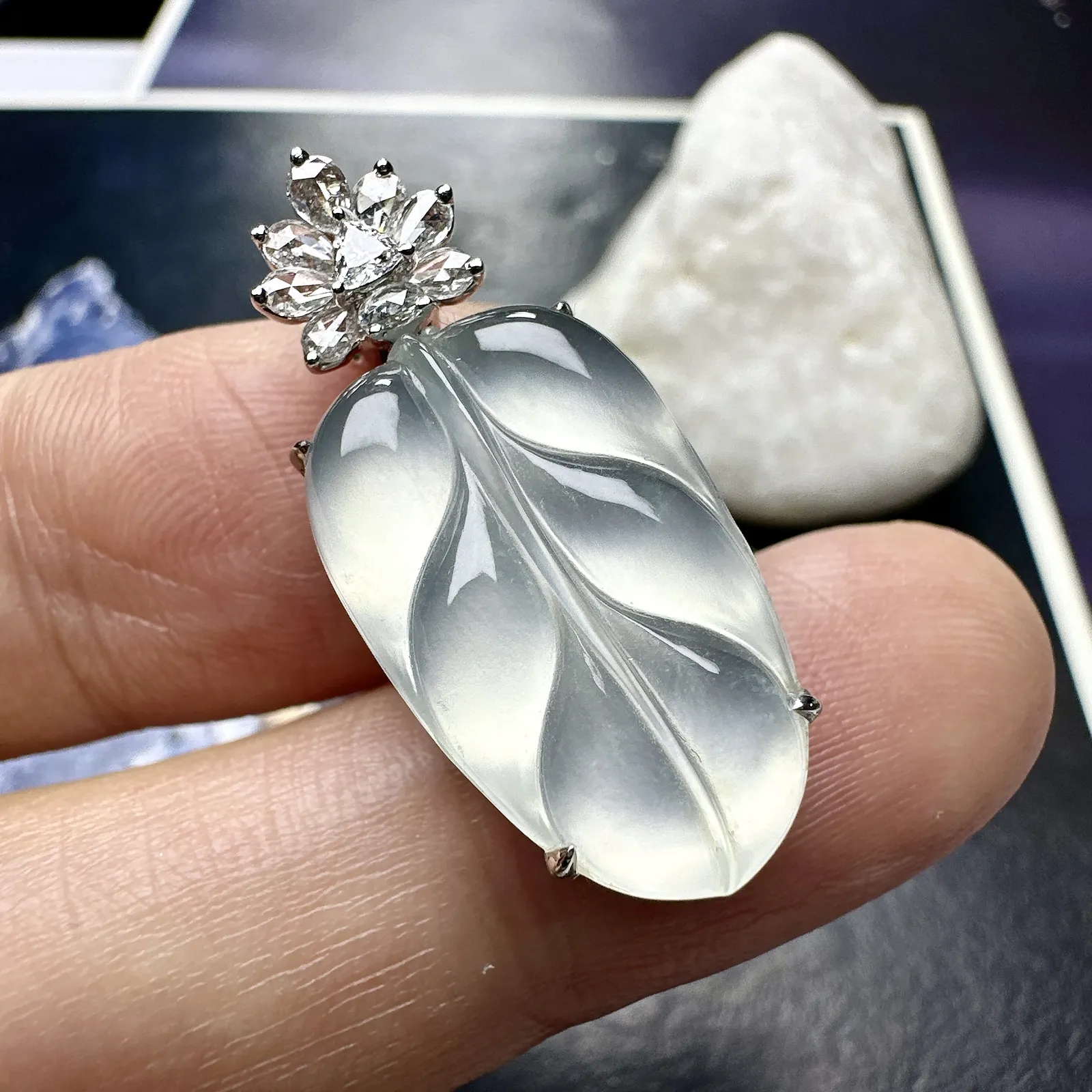 【玻璃种叶吊坠】金枝玉叶，胶感强烈，起刚光，种水上乘，晶莹剔透，纯净通透，莹光感很强。18k金钻镶嵌，裸石尺寸19.7*12*3.4毫米