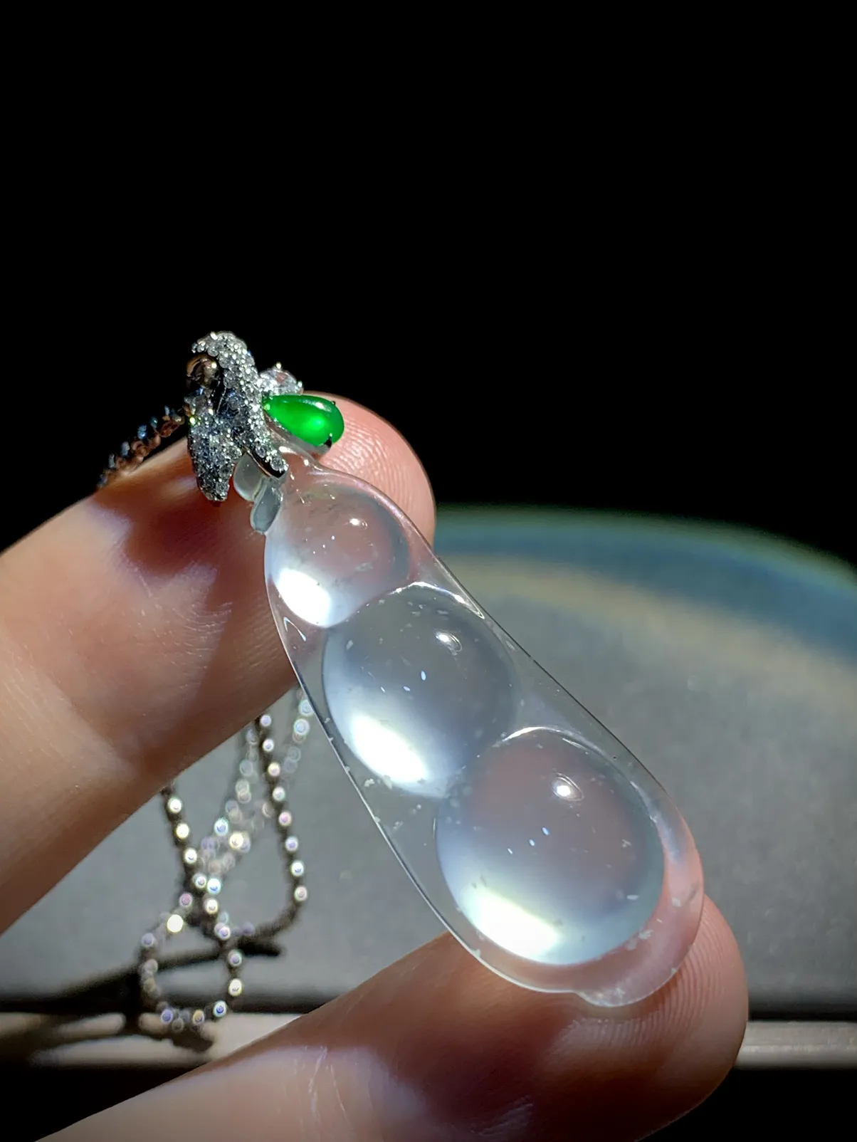 精品四季平安豆，裸石36.2-13.8-6.6mm，
18K金，南非钻，翡翠绿水滴，
不配链