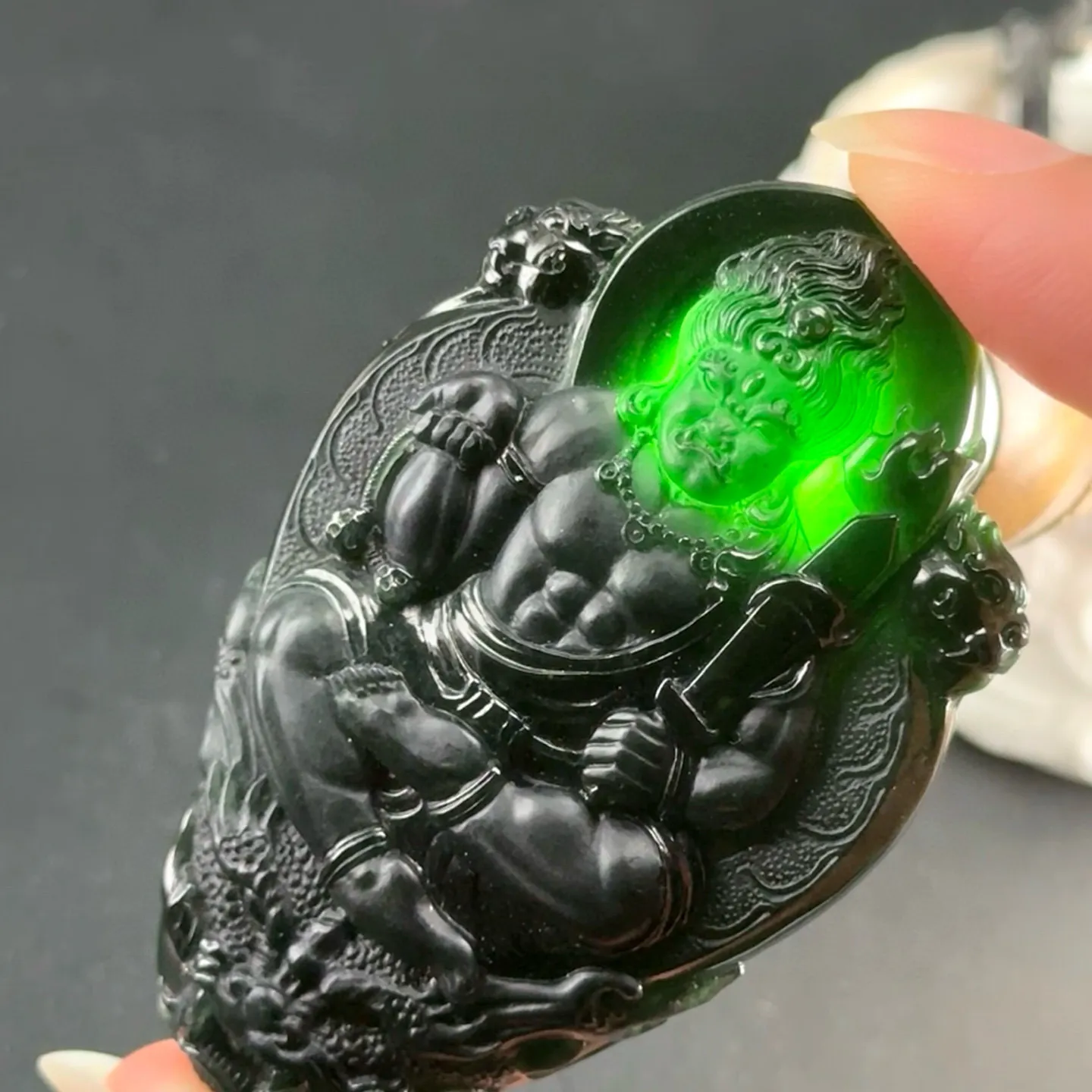 精品墨翠不动明王 种好色正 黑度极好 打灯通透 油性十足 尺寸64.4