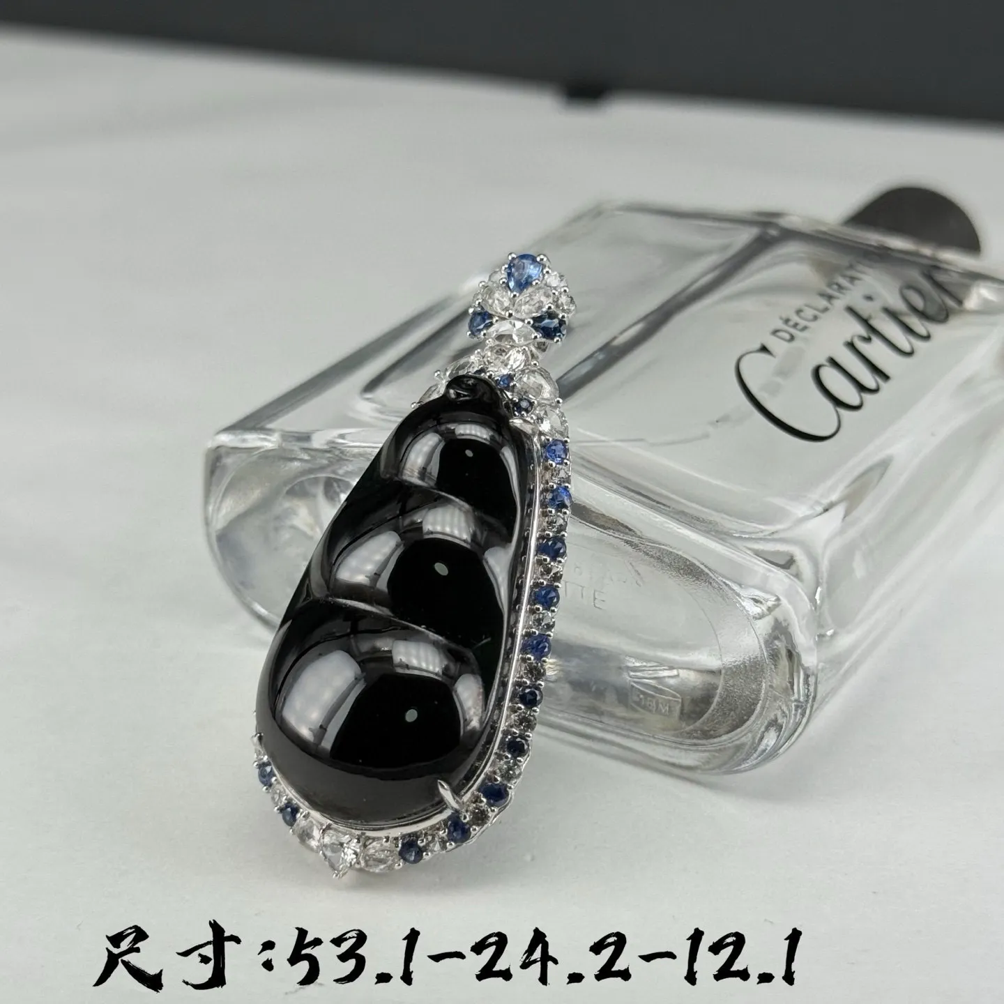 精品18k墨翠福豆 种好色正 黑度极好 打灯通透 油性十足 尺寸53.1