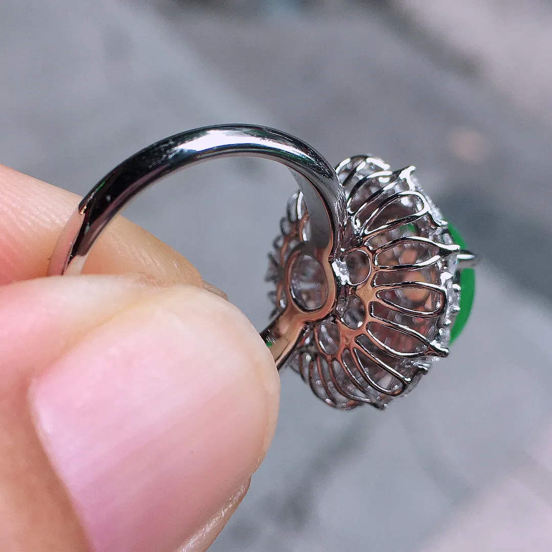 阳绿蛋面戒指，色泽均匀艳丽，玉质细腻，荧光感超
强，饱满圆润，气质满满。18k
金豪华镶嵌