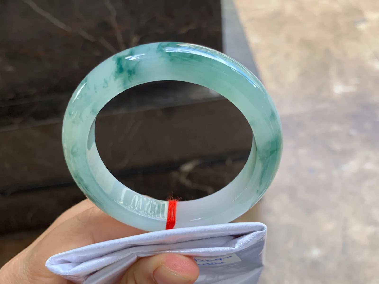 54.5-12.5-9mm
飘花手镯 底子细腻 花色漂亮