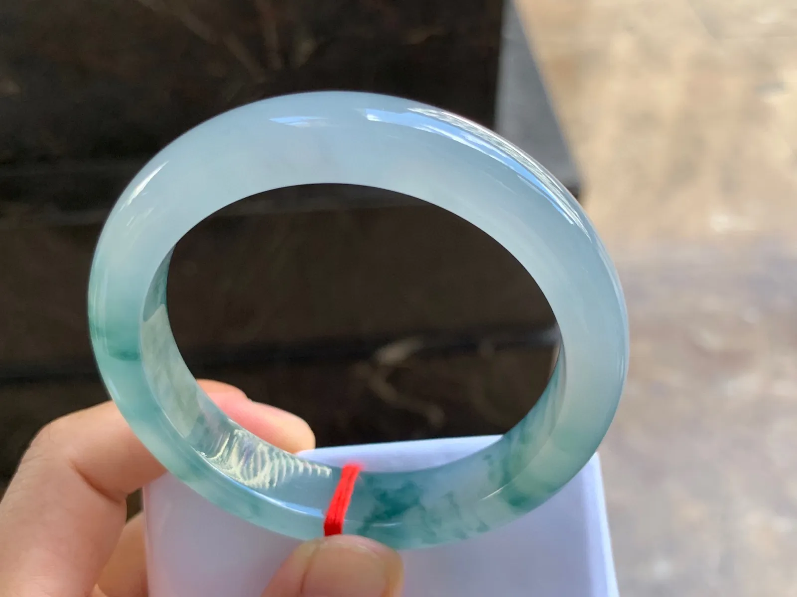 56.5-12.5-8.5mm
冰种飘花手镯 冰透莹润 花色灵动