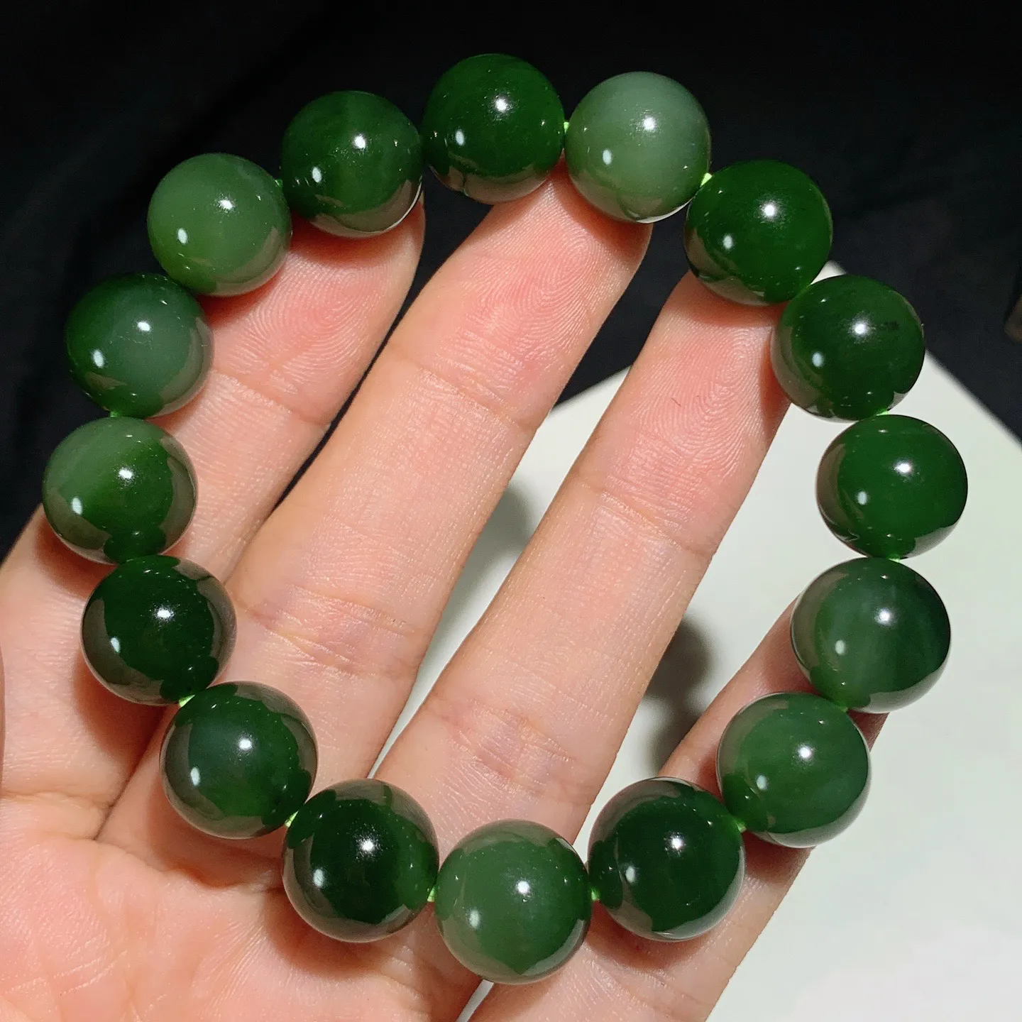 和田玉菠菜绿俄罗斯碧玉圆珠手串。尺寸12.玉质细腻油润 底色纯净 脂粉好，品质好。lt250820