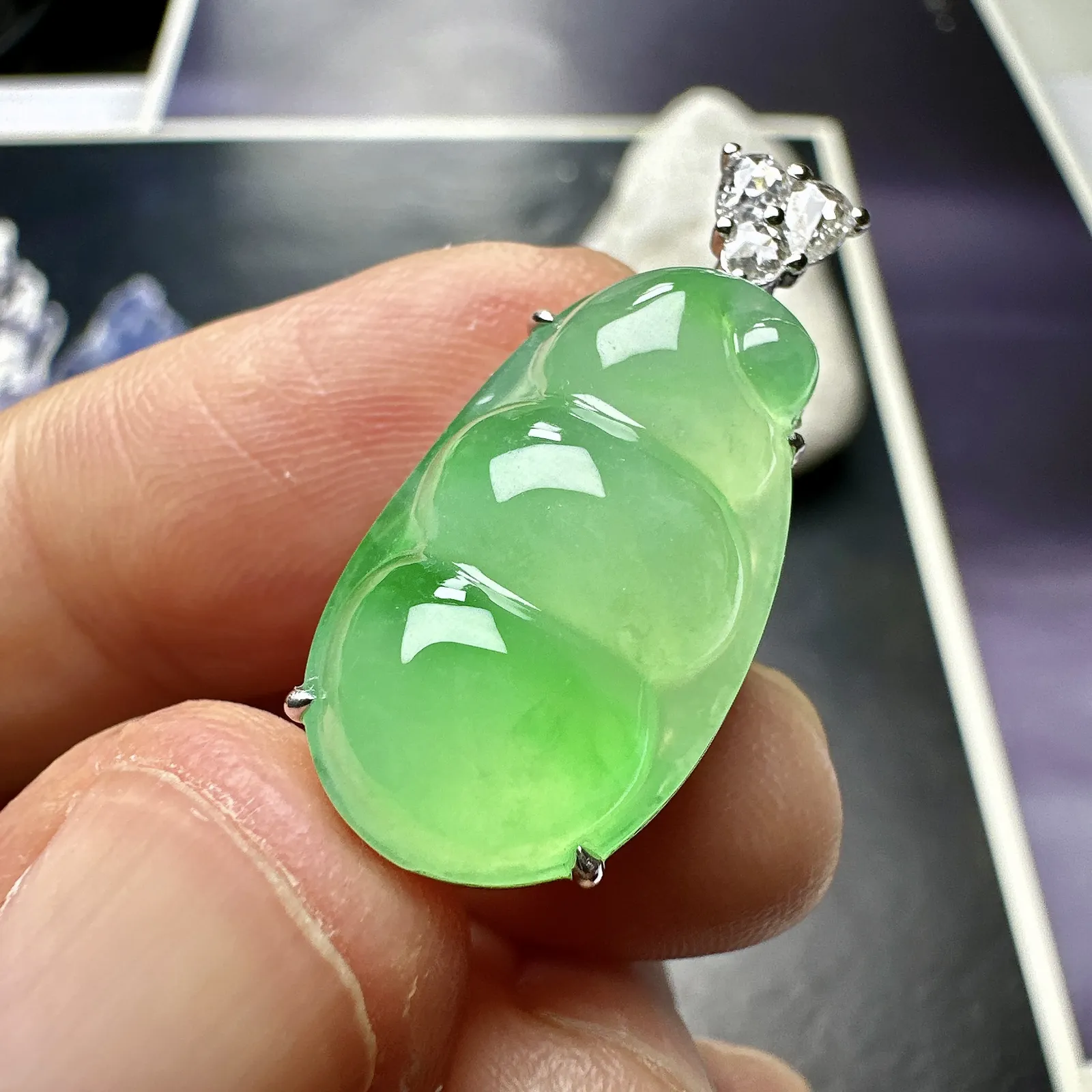 【冰种满绿福豆吊坠】饱满圆润，通透度冰润度上佳，质地纯净致密，晶莹剔透，18K金钻镶嵌，裸石尺寸21.7*12.5*6毫米