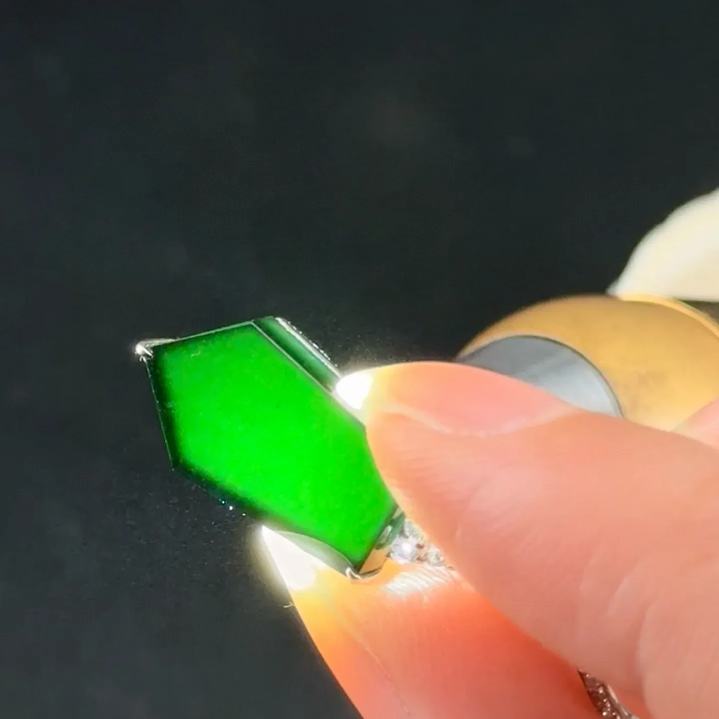 精品18k墨翠耳坠 种好色正 黑度极好 打灯通透 油性十足 尺寸19.8