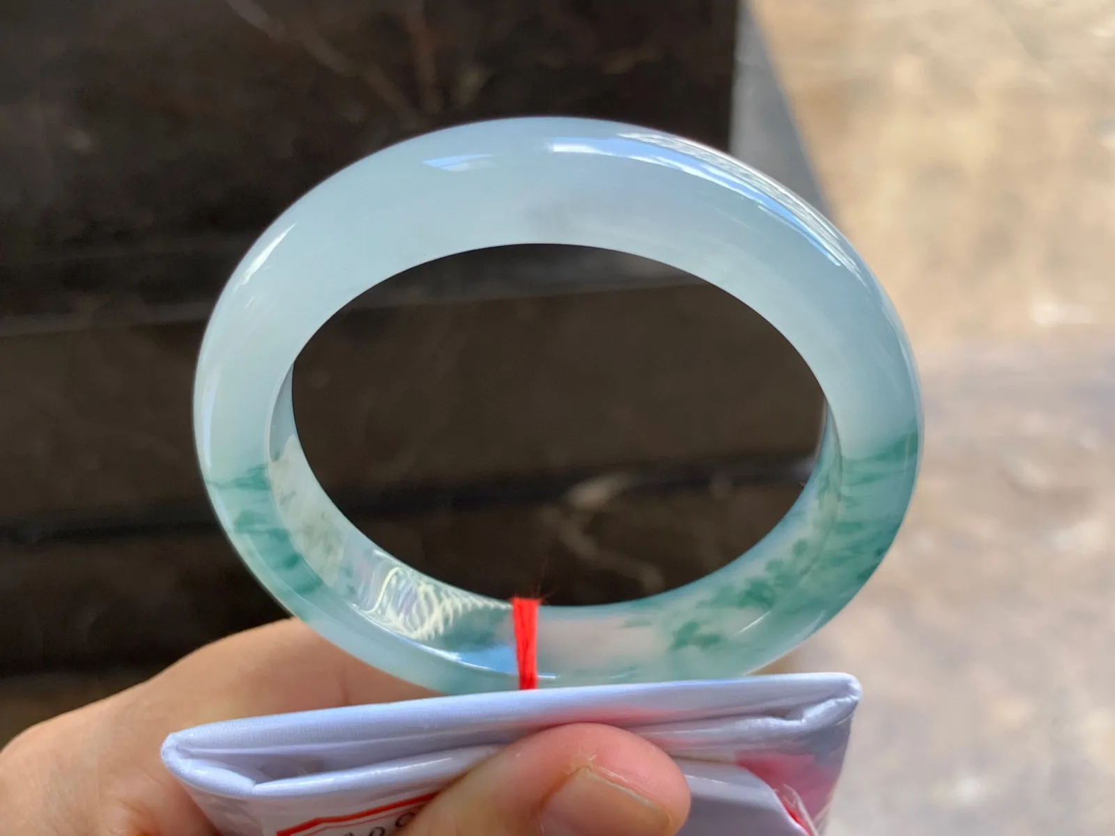 56.5-12.5-8.5mm
冰种飘花手镯 冰透莹润 花色灵动