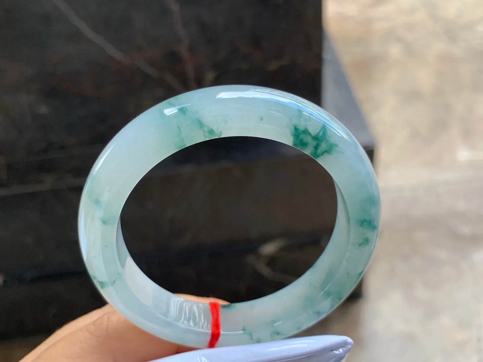 55.5-12.5-9.5mm
飘花手镯 底子细腻 花色清爽