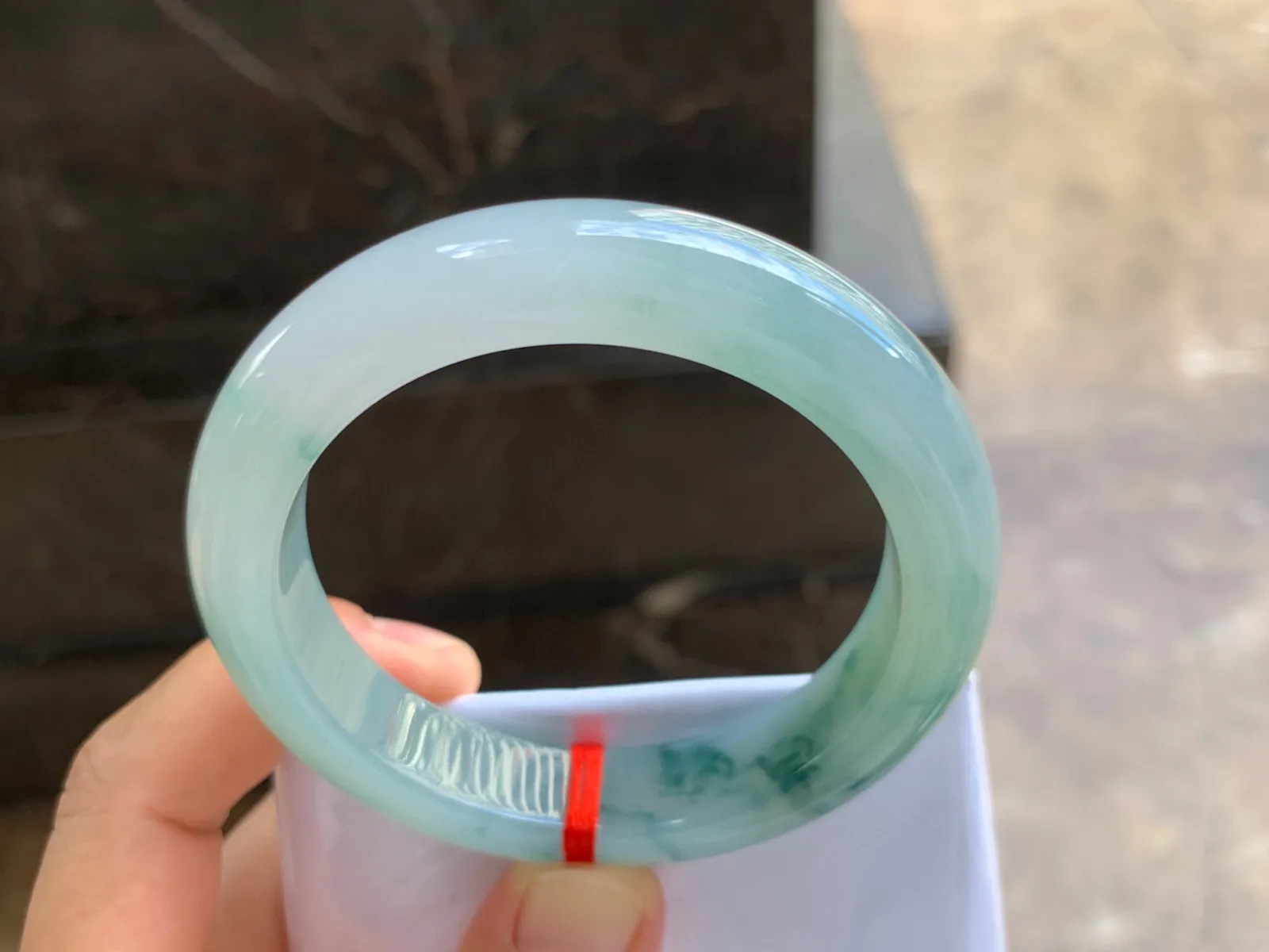 54.5-12.5-9mm
飘花手镯 底子细腻 花色漂亮