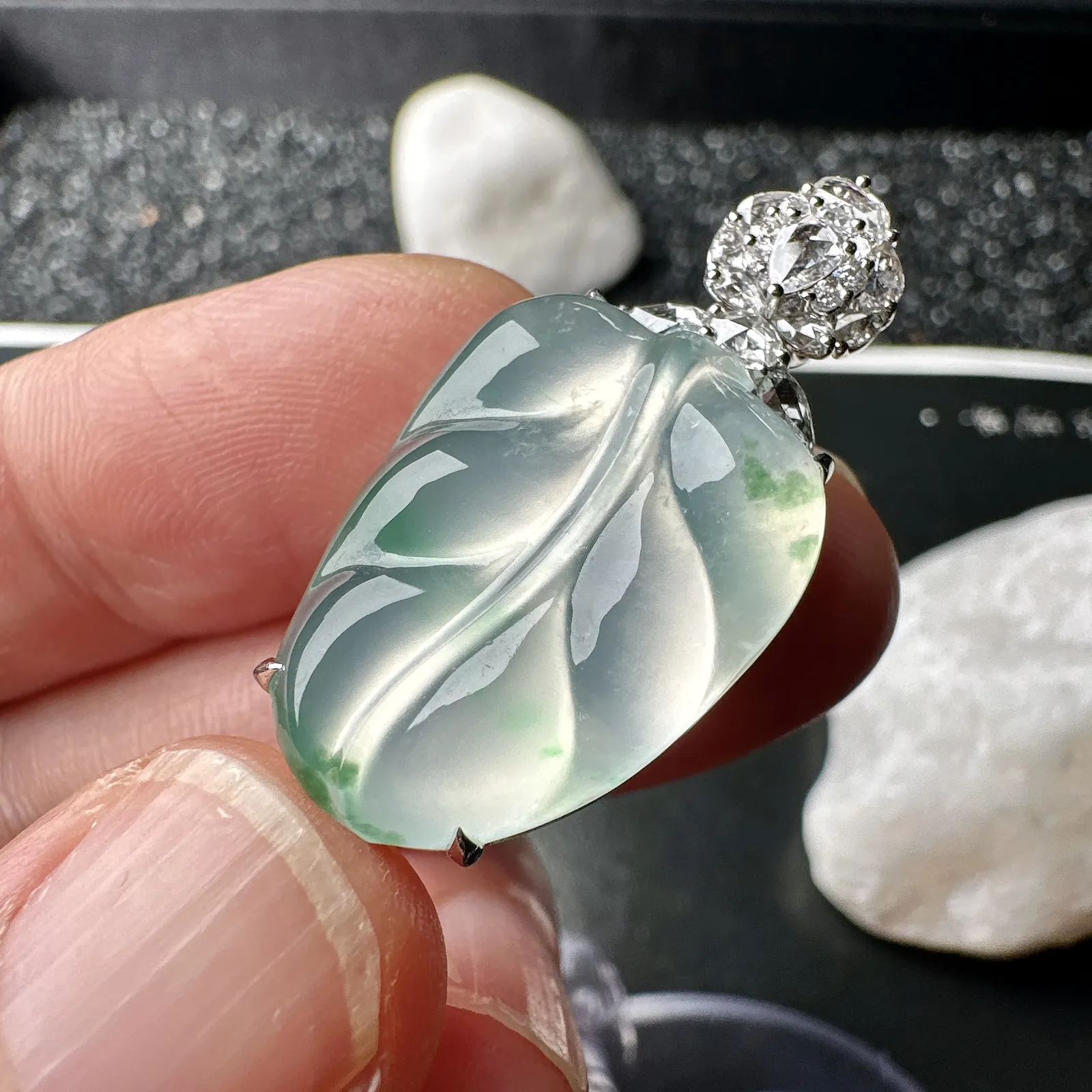 【冰种飘花叶吊坠】金枝玉叶，胶感强烈，种水上乘，晶莹剔透，纯净通透，莹光感很强。18k金钻镶嵌，裸石尺寸22.2*16*5.3毫米
