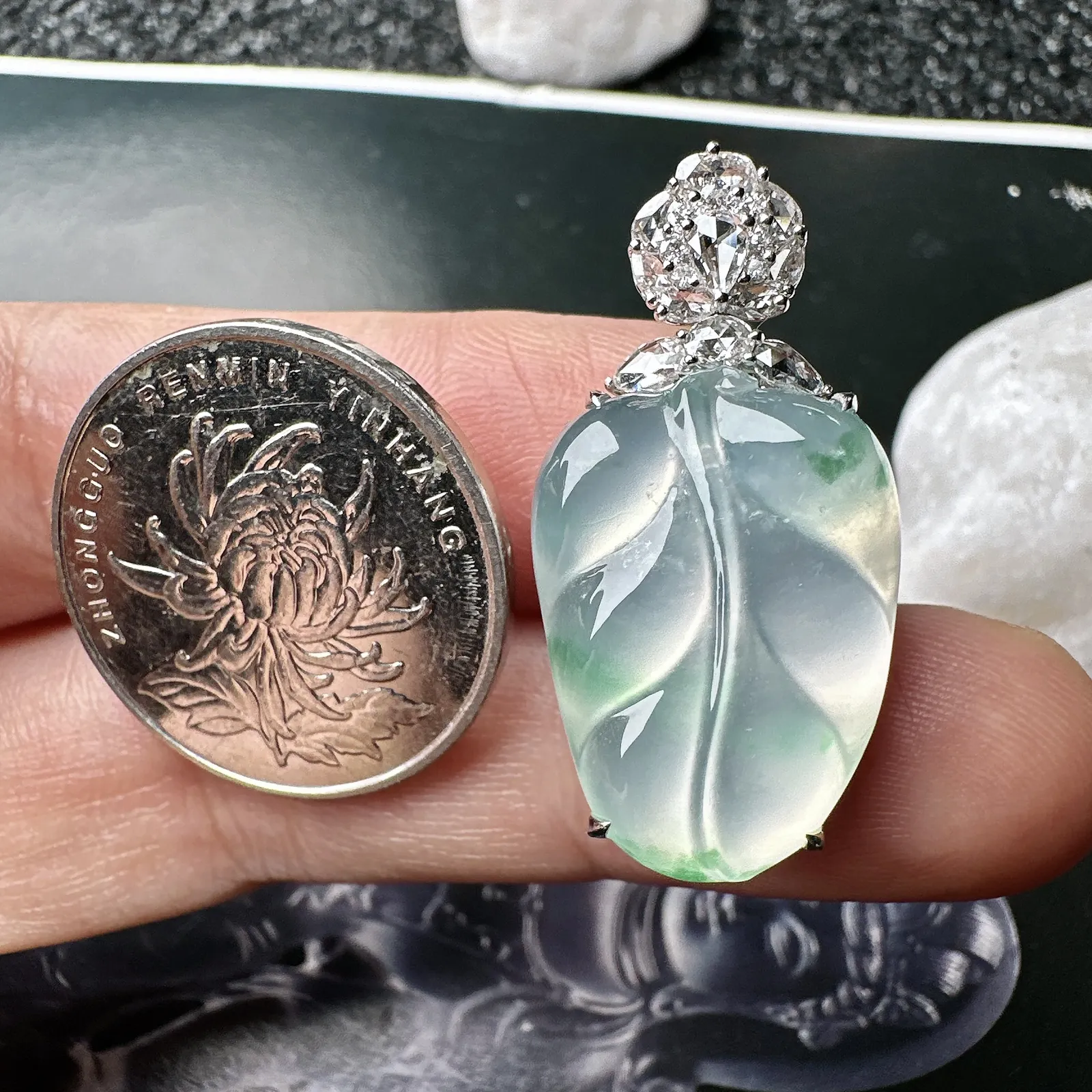 【冰种飘花叶吊坠】金枝玉叶，胶感强烈，种水上乘，晶莹剔透，纯净通透，莹光感很强。18k金钻镶嵌，裸石尺寸22.2*16*5.3毫米