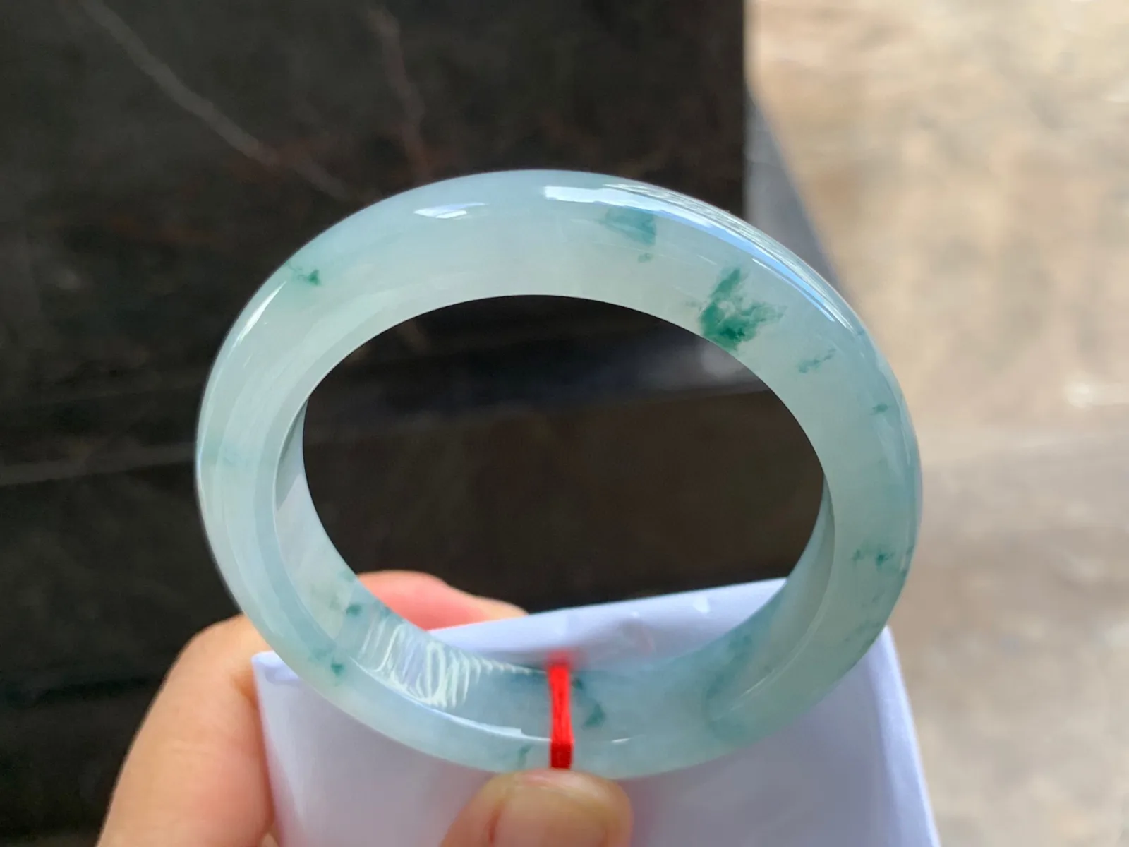 55.5-12.5-9.5mm
飘花手镯 底子细腻 花色清爽