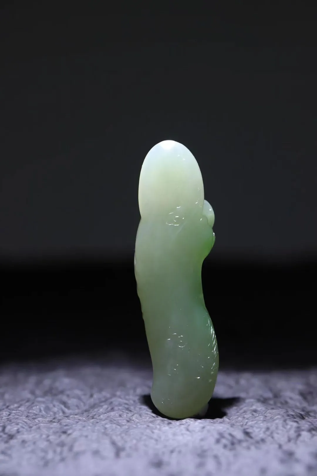 玉中仙，fo光现！
这尊观音不一般——白玉底子透着嫩青色，像春天刚冒尖的竹叶，水头足得能照见人影！大师雕了整整三个月，衣襟飘飘带风，慈眉善目，看得人心都静了；

老话讲“男戴观音女戴佛”，其实不分男女，求平安、招财运、保健康，戴它比求神拜佛还灵验！天然翠青越戴越油润，传家三代都不过时，现在不请回家，以后有钱都难遇这品相~！
39g规格：80-20-12mm