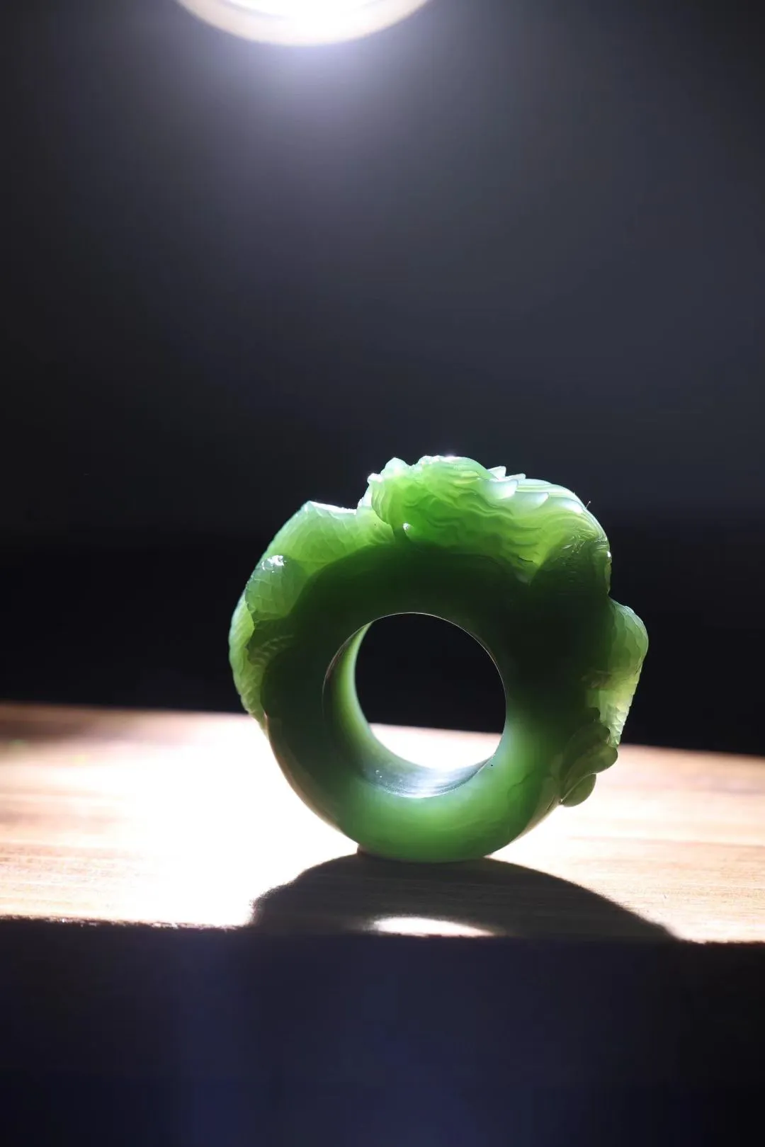 ⭕️文化传承 专业保障⭕️ 
          【龙·扳指扣
碧玉扳指，料子细腻，手感上佳、雕刻条巨龙腾空而起，畅游戏珠，飞龙形态各异，霸气十足。寓意龙行天下、生意兴隆，平安顺遂！23-50-18mm，61g
