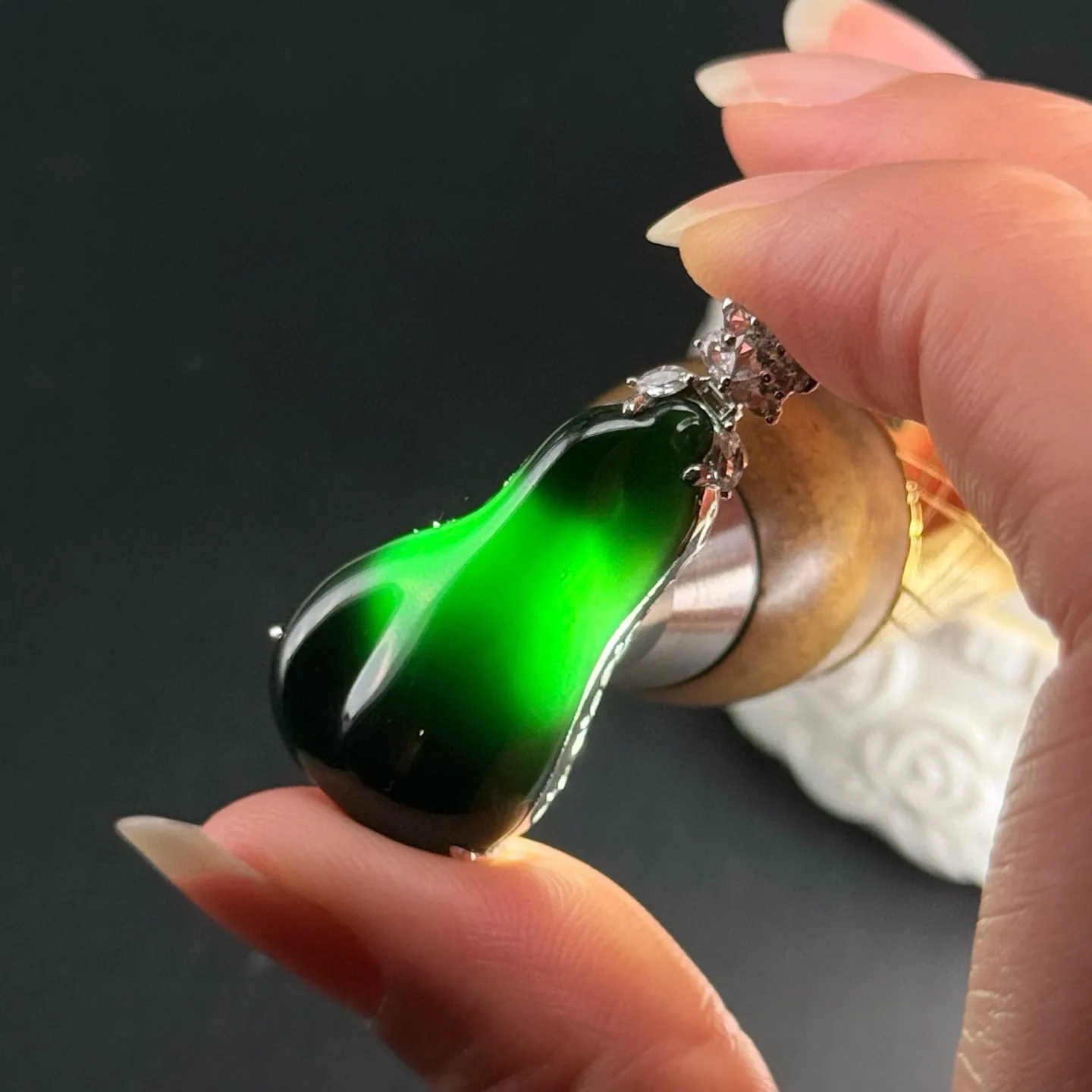 精品18k墨翠福瓜 种好色正 黑度极好 打灯通透 油性十足 尺寸38.6