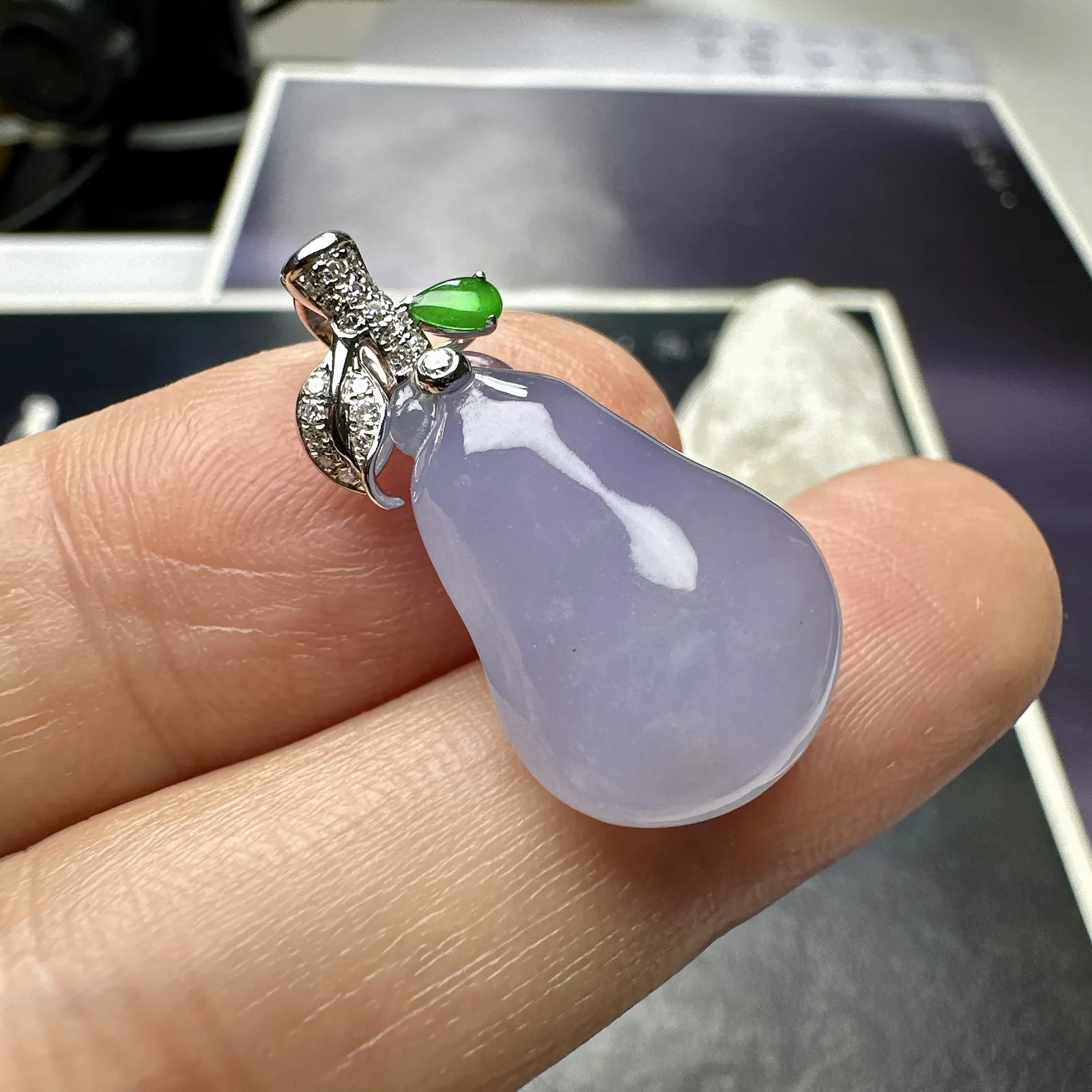 【冰种淡紫福瓜吊坠】种水很不错、细腻水润，形状很饱满，18K金钻镶嵌，裸石尺寸18.8*12.8*6.6毫米
