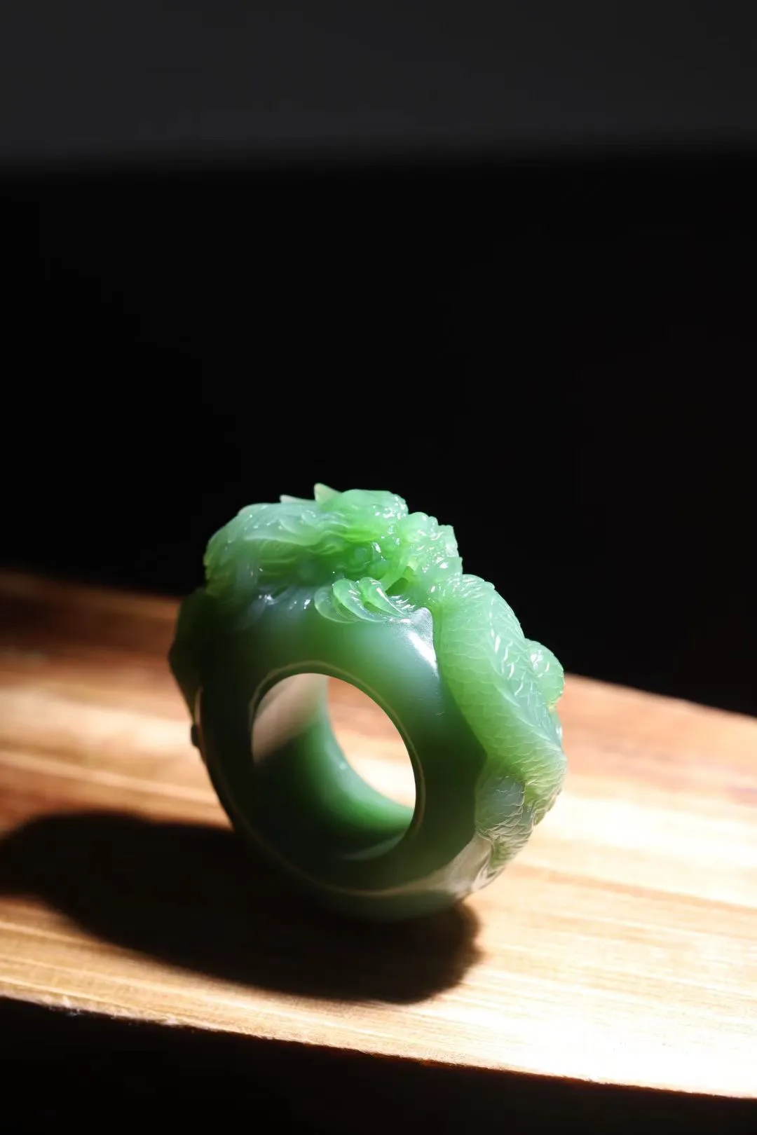 ⭕️文化传承 专业保障⭕️ 
          【龙·扳指扣
碧玉扳指，料子细腻，手感上佳、雕刻条巨龙腾空而起，畅游戏珠，飞龙形态各异，霸气十足。寓意龙行天下、生意兴隆，平安顺遂！23-50-18mm，61g
