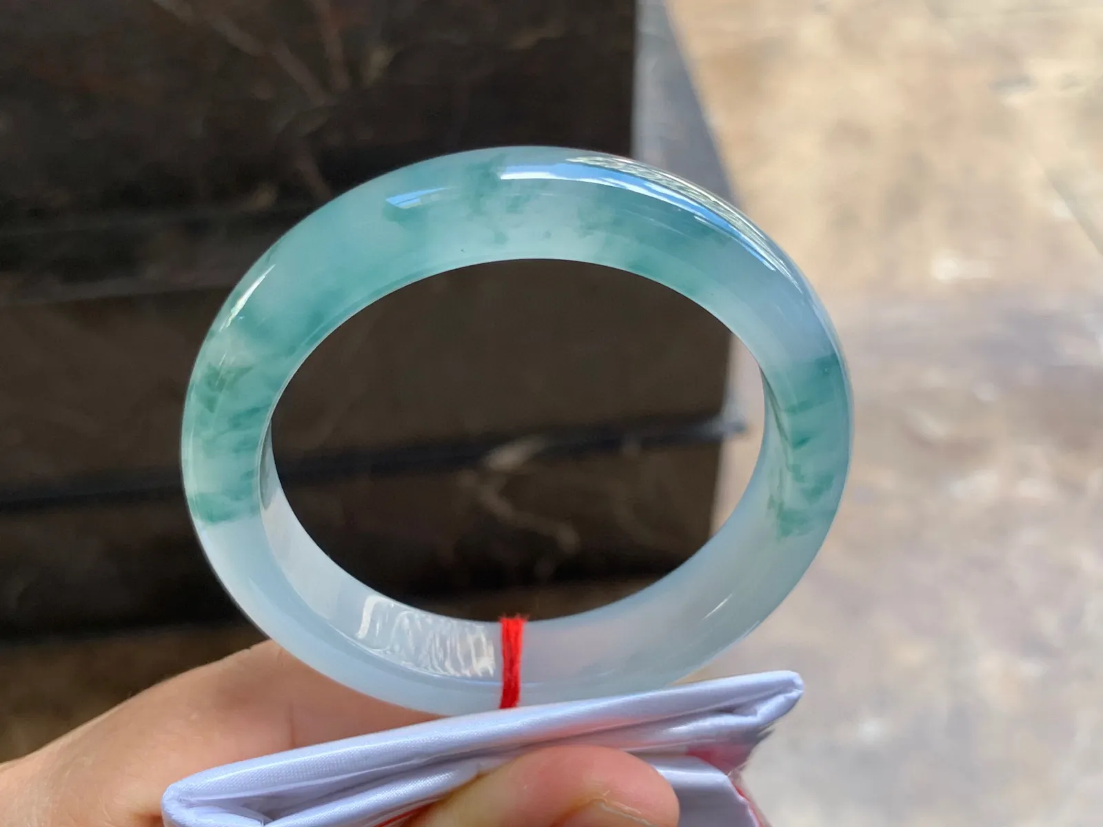 56.5-12.5-8.5mm
冰种飘花手镯 冰透莹润 花色灵动