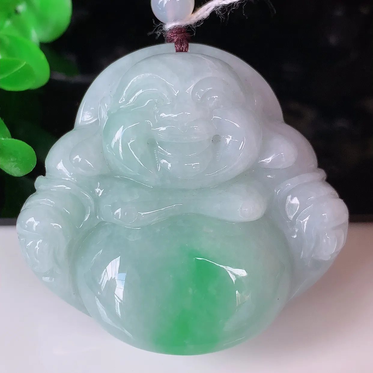 自然光实拍，大件厚装飘绿翡翠佛公吊坠，笑口常开，佛公在心中，一生平安幸福，冰透，佛公翠色迷人，佩戴佳品！#46.23