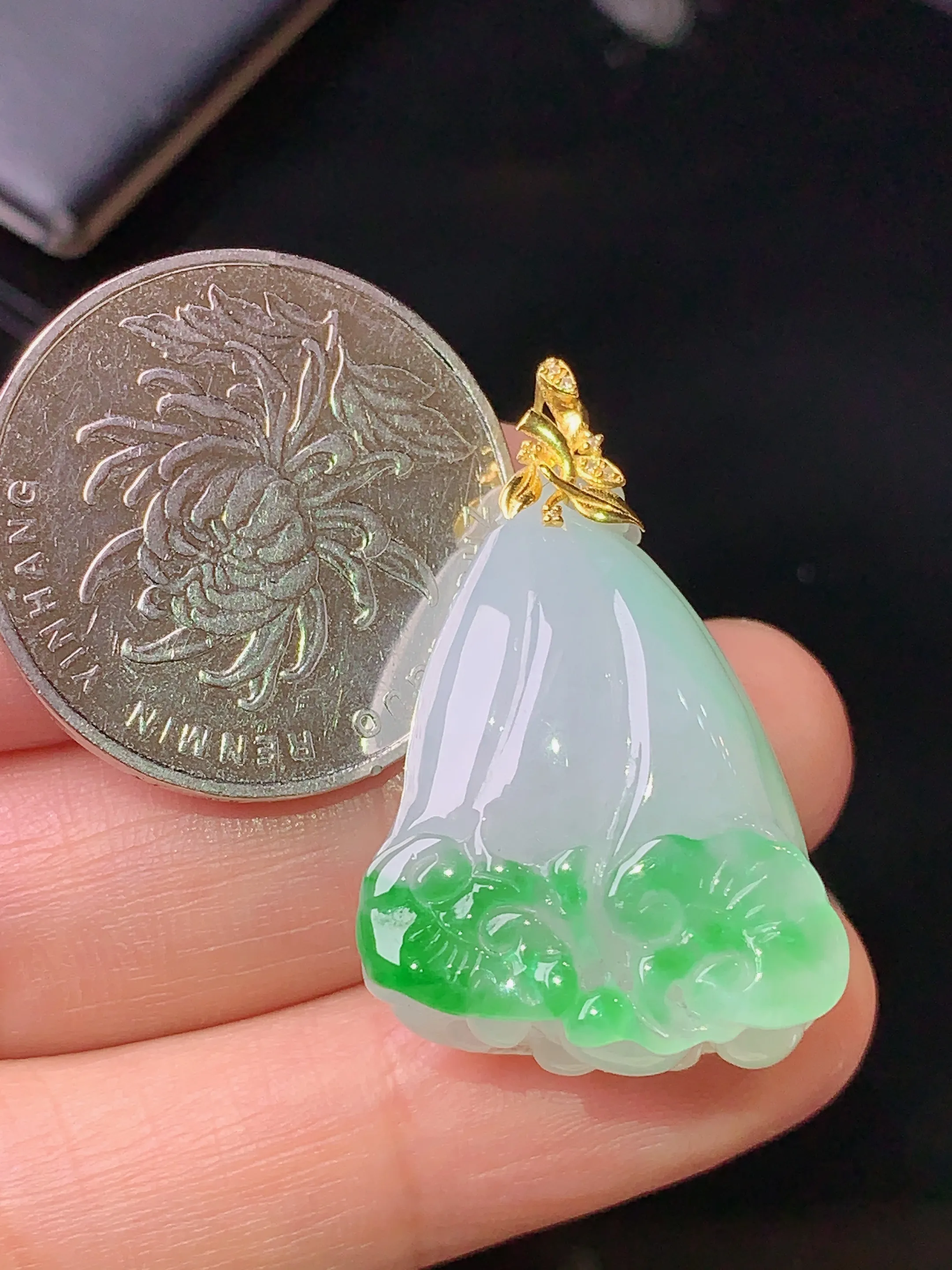 18k金镶嵌飘绿白菜吊坠 玉质细腻 色泽清新艳丽 整体尺寸32.3*21.3*12.1
