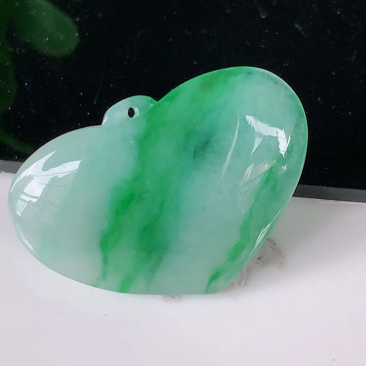 自然光实拍，水润飘绿翡翠爱心吊坠，翠色灵动，玉质细腻，颜色漂亮，品相佳，佩戴佳品！#57.23