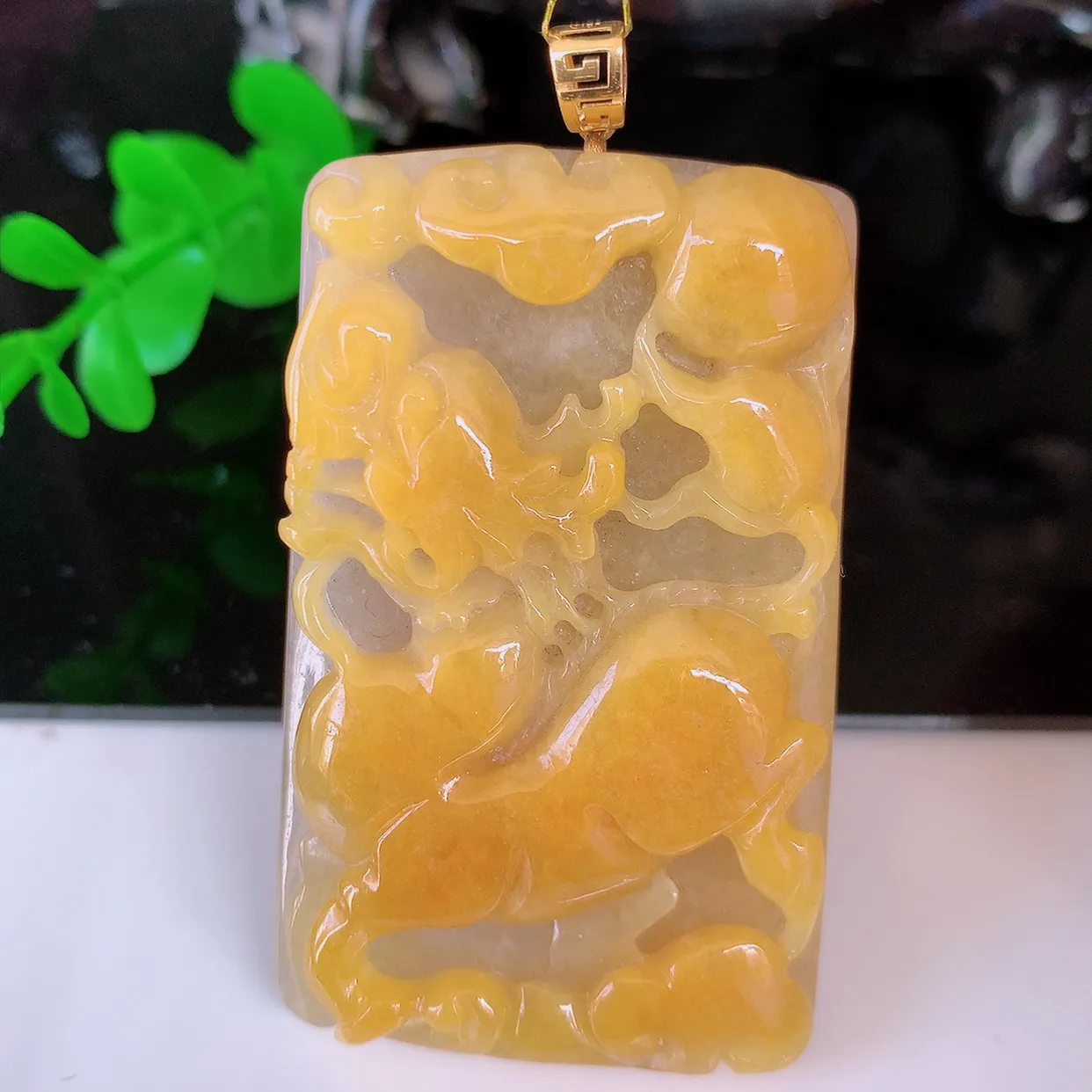 自然光实拍，18K金镶嵌精雕黄翡翡翠龙牌吊坠，龙行天下，雕工立体精湛，翡翠龙牌，种老水足，配戴霸气时尚，值得收藏!#35.23整体61裸石54.5*34.5-8.5