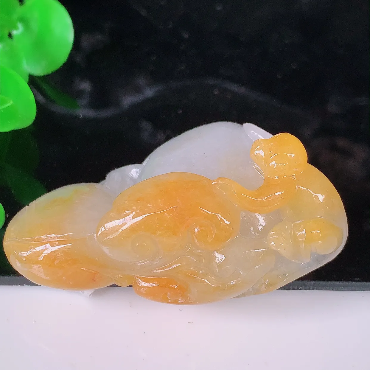 自然光实拍，冰润黄翡双彩翡翠生肖猴子吊坠，种老水足，雕工精湛 ，寓意美好，佩戴时尚出众！#46.23