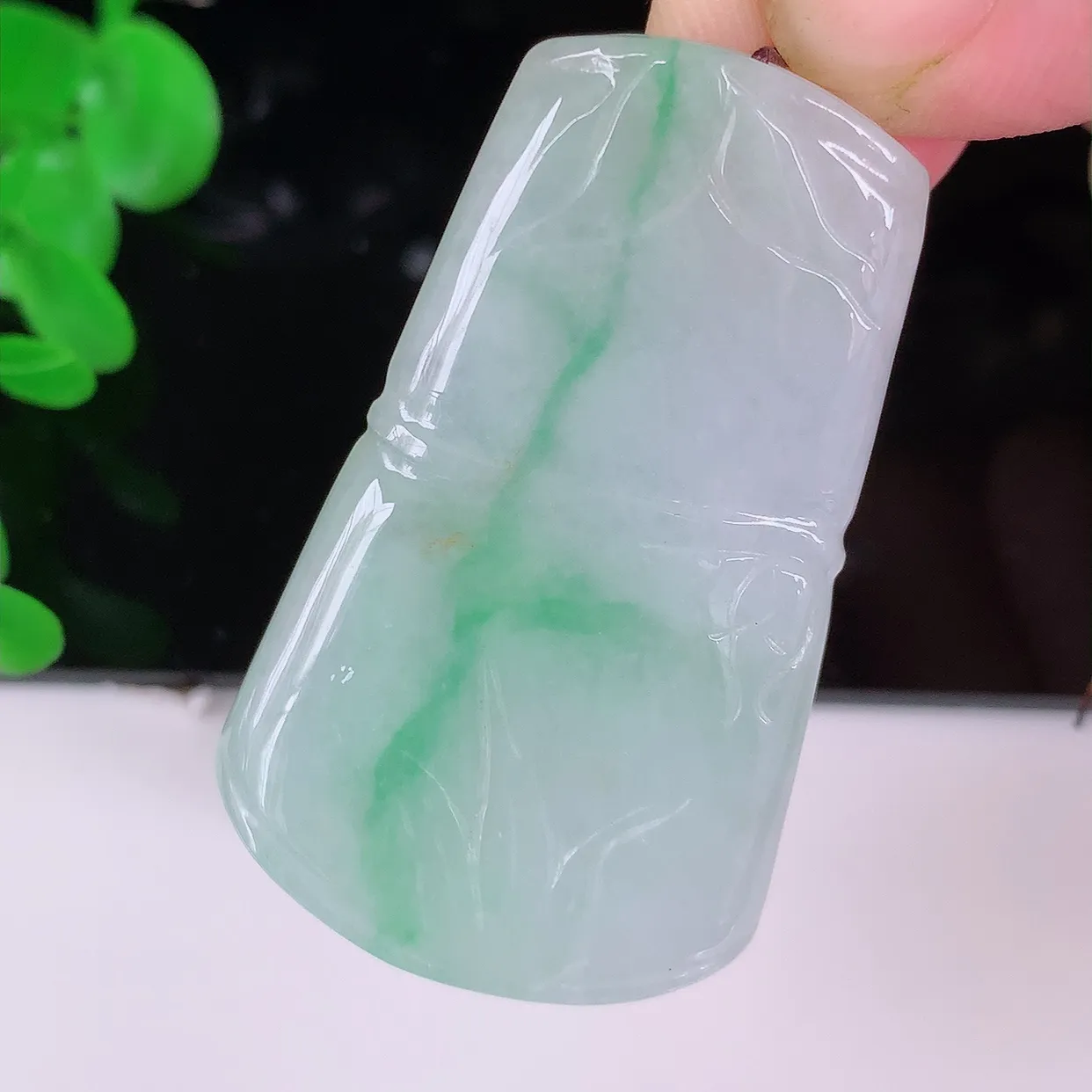 自然光实拍，冰飘绿翡翠节节高竹节玉坠，款式时尚大方，竹节寓意好，佩戴事业，学业节节高升！#41.23