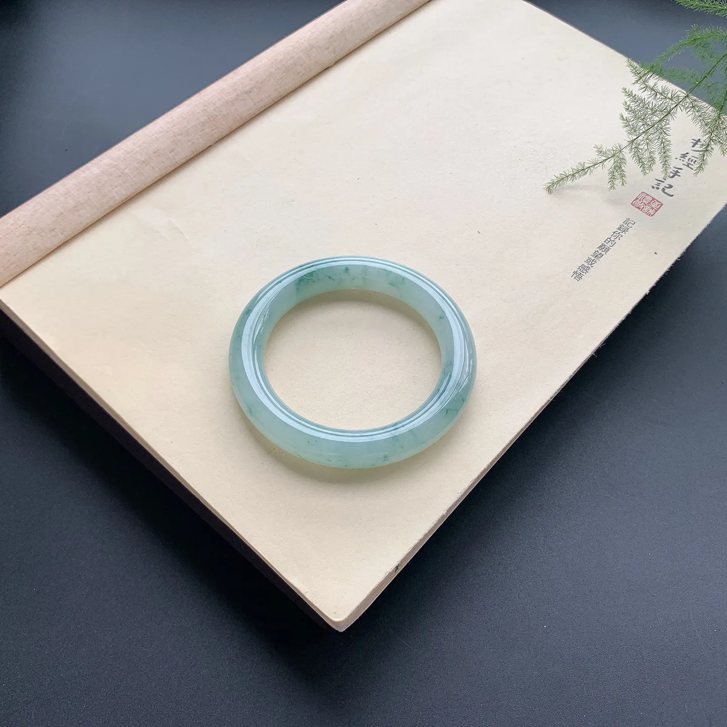 55圈口飘花圆条手镯 尺寸：55-11.8-11，无纹裂，花色飘逸，水润细腻