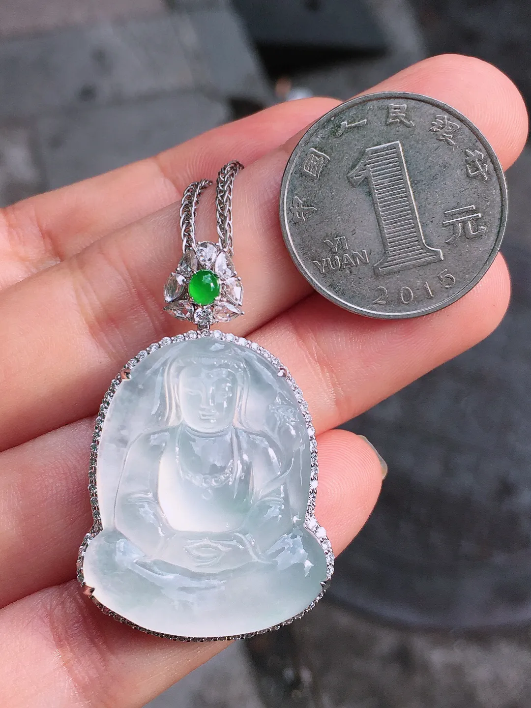 冰种观音吊坠，玉质细腻，荧光感超
强，饱满圆润，气质满满。18k
金豪华镶嵌