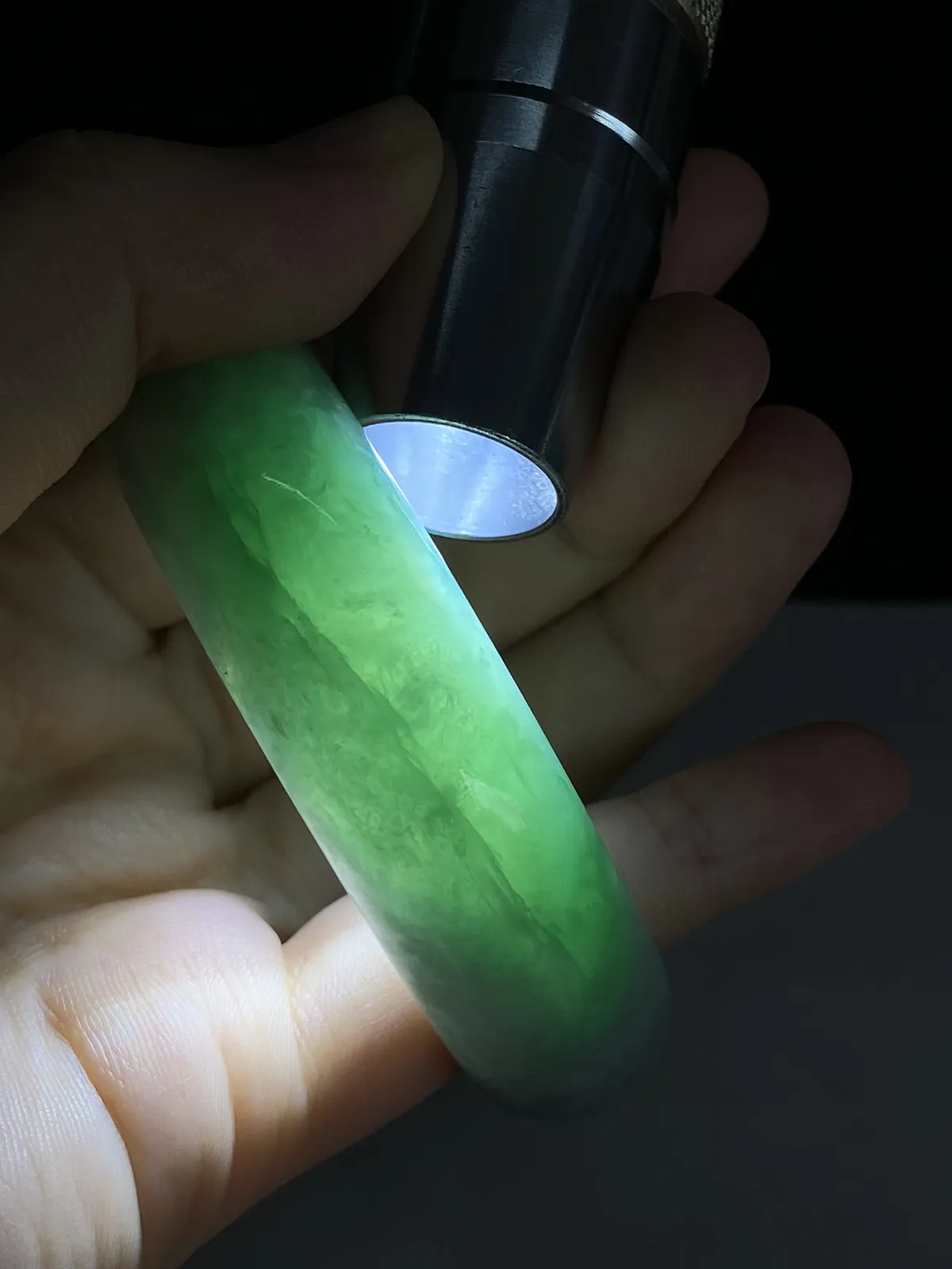 正圈55.5圈口，翡翠糯化种浅绿色手镯