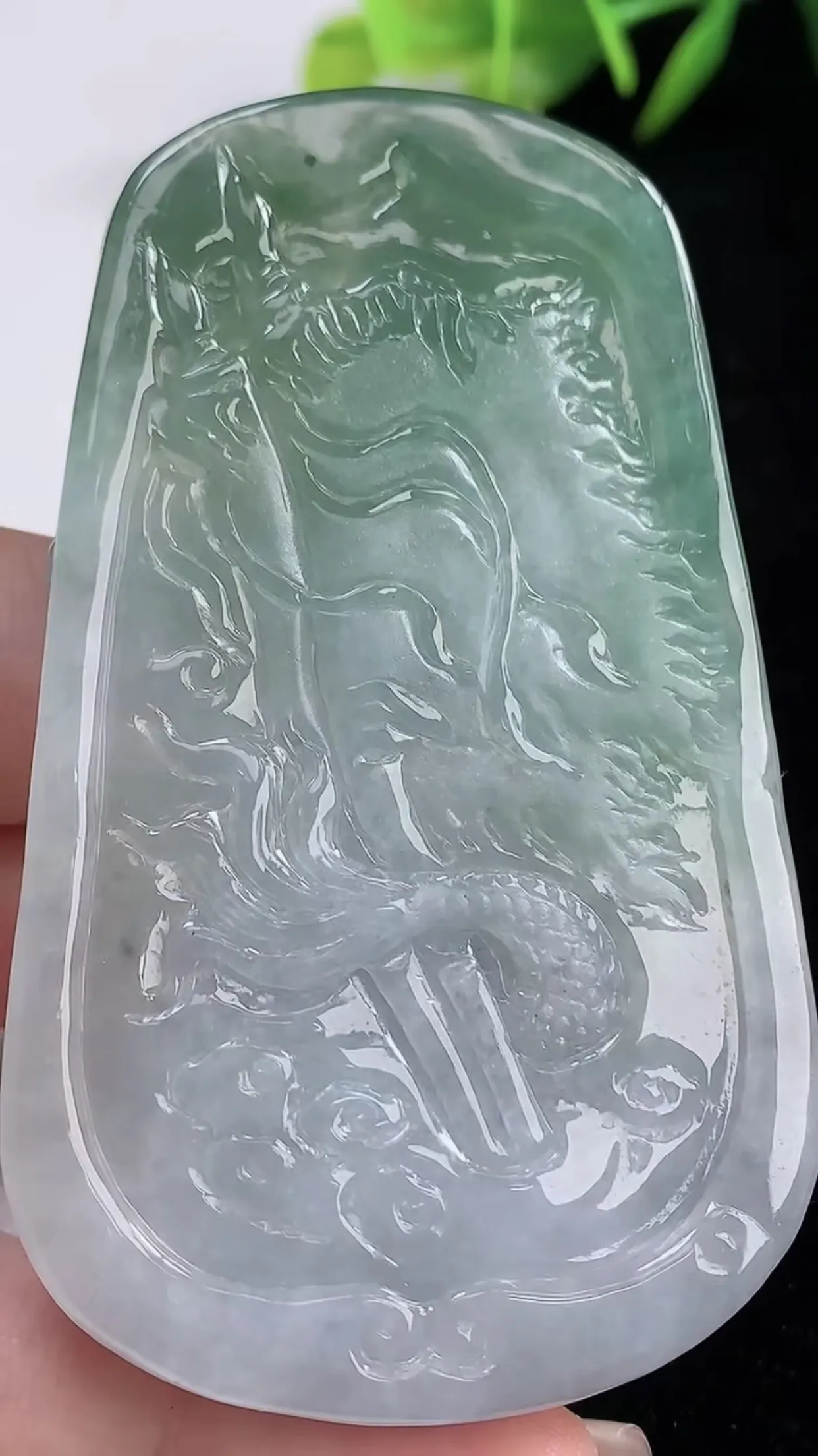 缅甸天然翡翠a货 老坑料起胶冰润 飘绿御龙关公吊坠  大件厚装 尺寸73-43-8mm  y 63.08