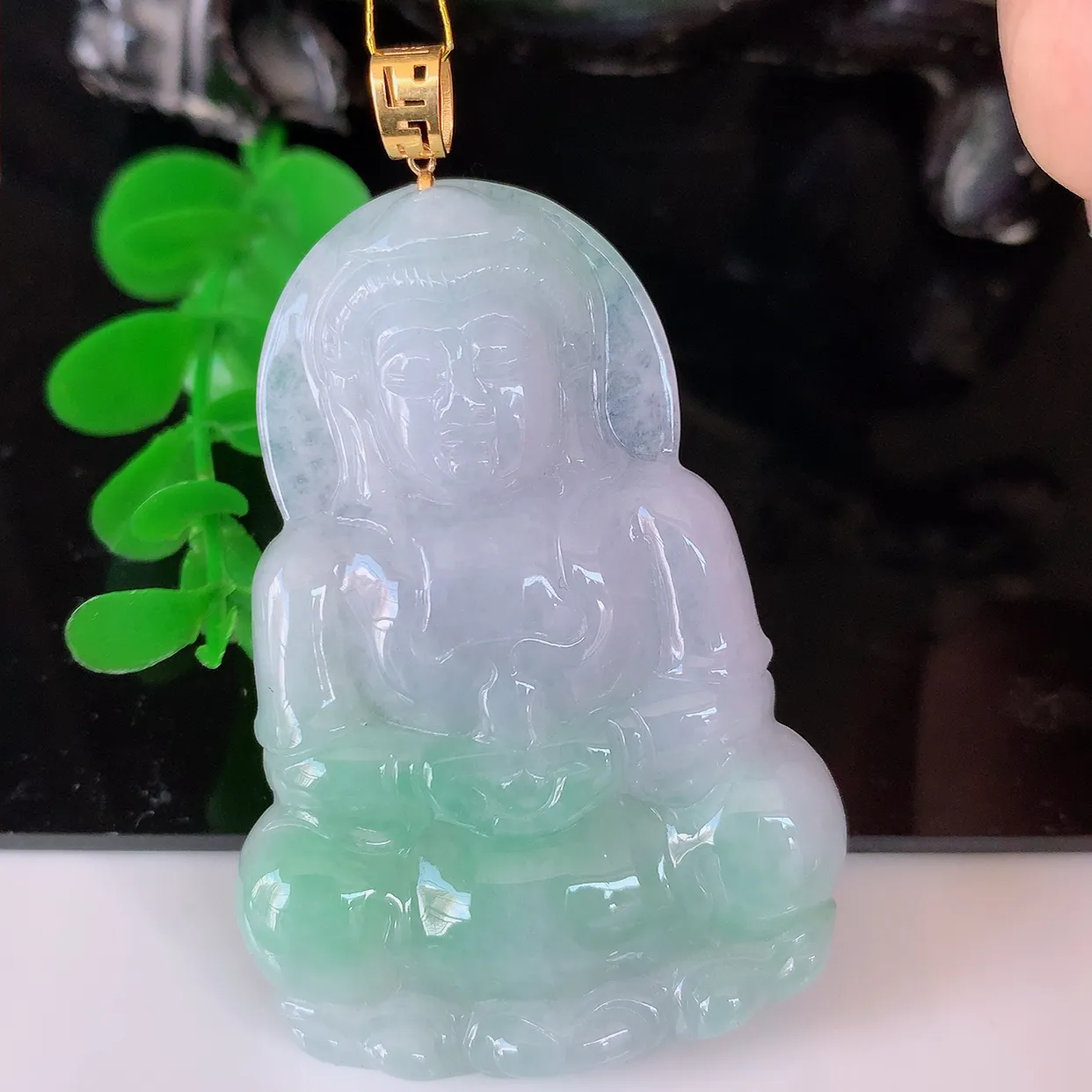 18K金镶嵌冰润飘绿翡翠观音菩萨吊坠，赐福翡翠观音，观音面相端庄，品相佳，佩戴气质！#35.23整体58裸石51.5*35*5.5