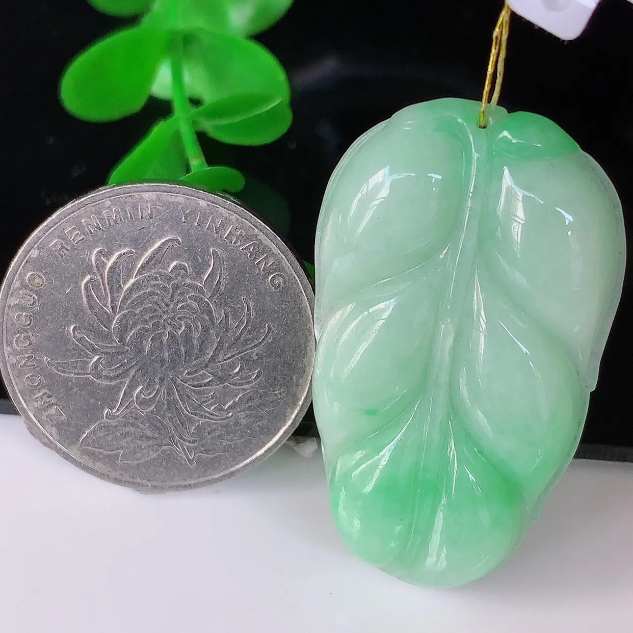自然光实拍，冰润飘绿翡翠事业有成叶子吊坠，莹润且起胶，叶子清秀优雅，佩戴大业有成！#35.23